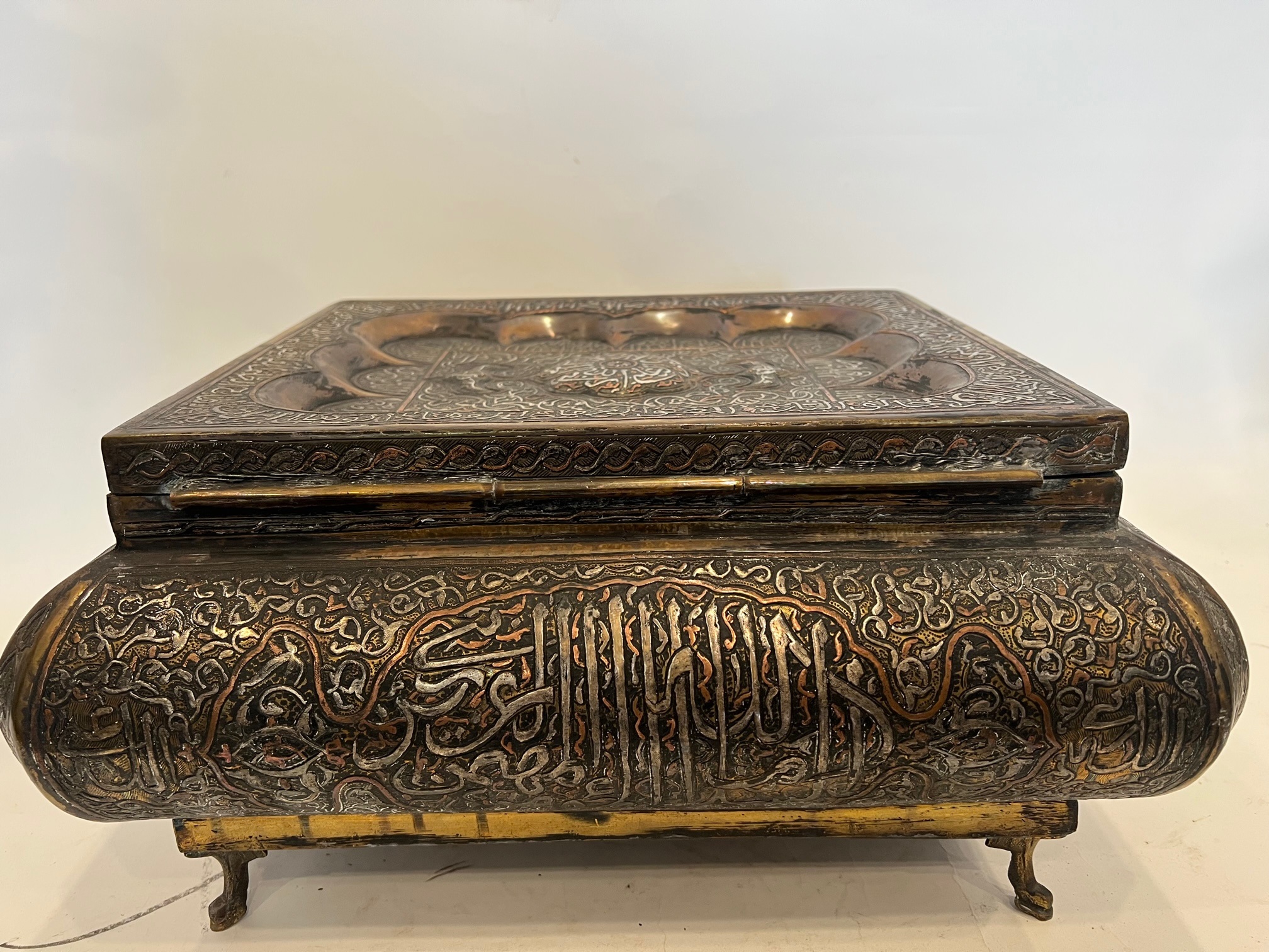 A LARGE EGYPTIAN MAMLUK REVIVAL SILVER AND COPPER INLAID BOX - Image 5 of 5