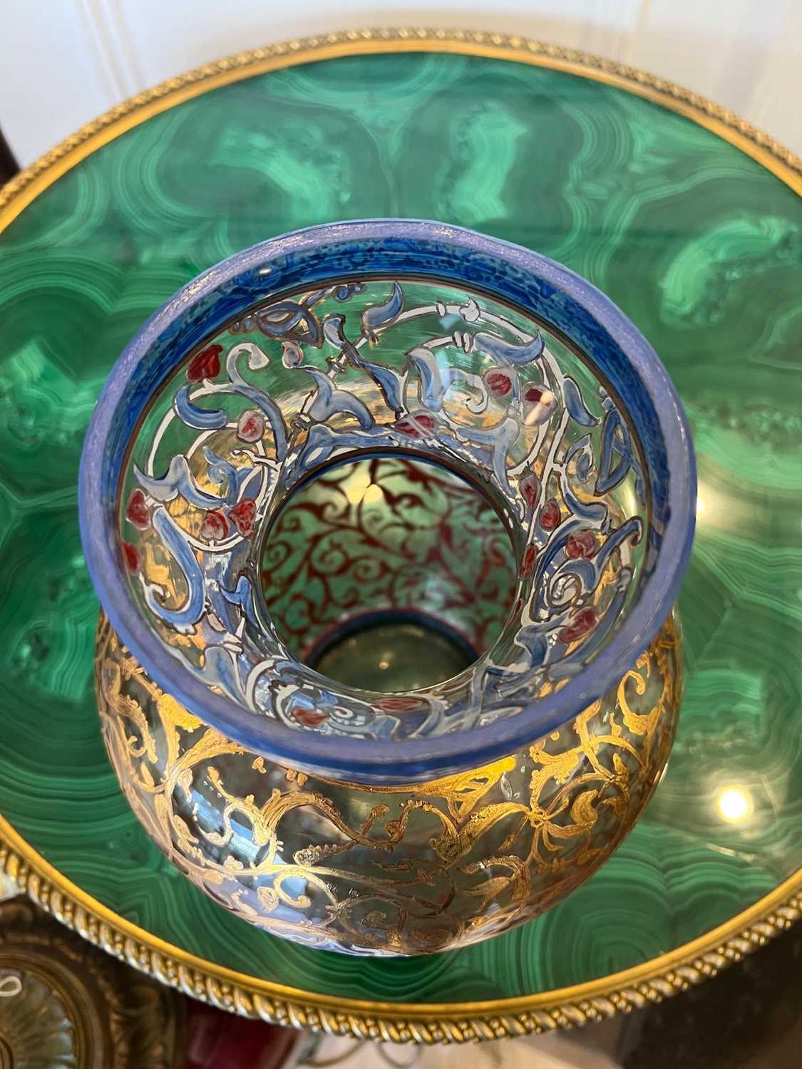 A PERSIAN STYLE PAINTED AND GILT DECORATED GLASS VASE - Image 6 of 8