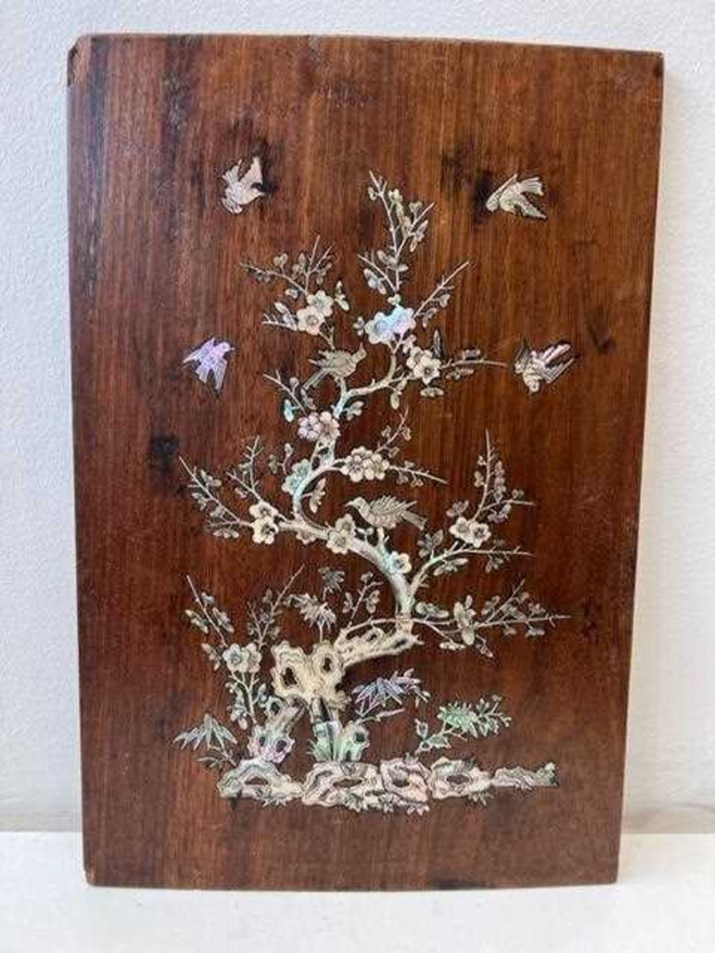 A PAIR OF 19TH CENTURY CHINESE MOTHER OF PEARL INLAID PANELS - Bild 3 aus 8