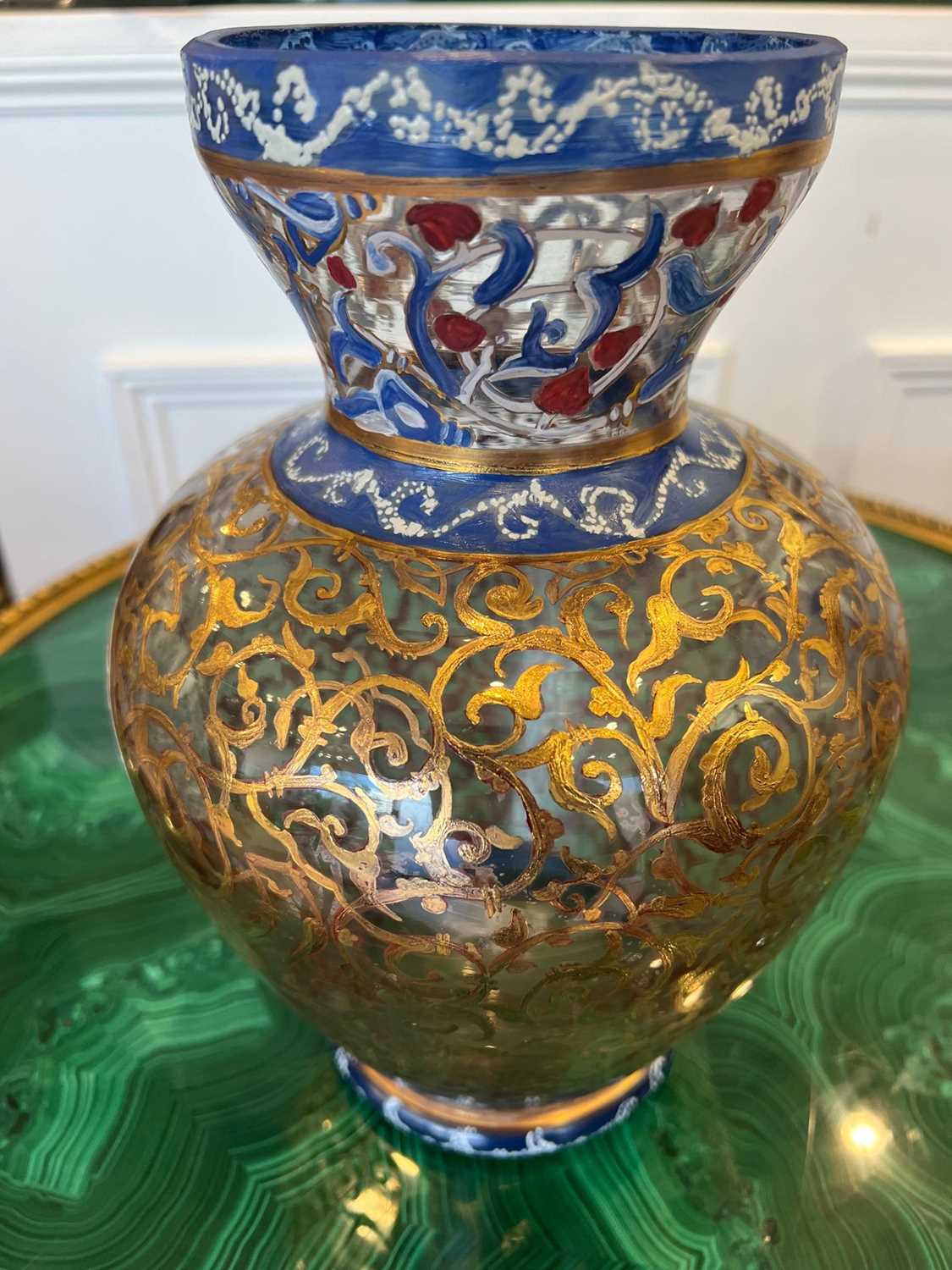 A PERSIAN STYLE PAINTED AND GILT DECORATED GLASS VASE - Image 5 of 8