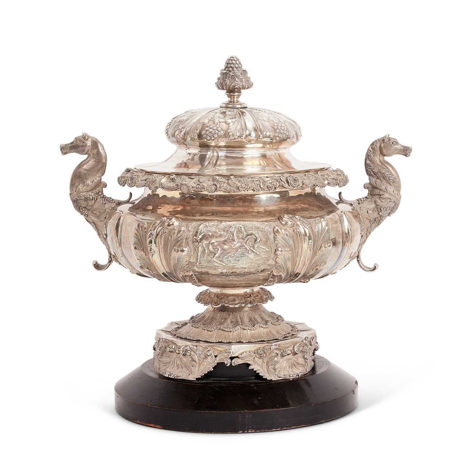 A FINE AND LARGE 19TH CENTURY SILVER EQUESTRIAN TROPHY CUP, WILLIAM IV, 1831 - Image 3 of 4