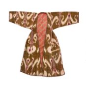 AN EARLY 20TH CENTURY UZBEK IKAT KAFTAN ROBE