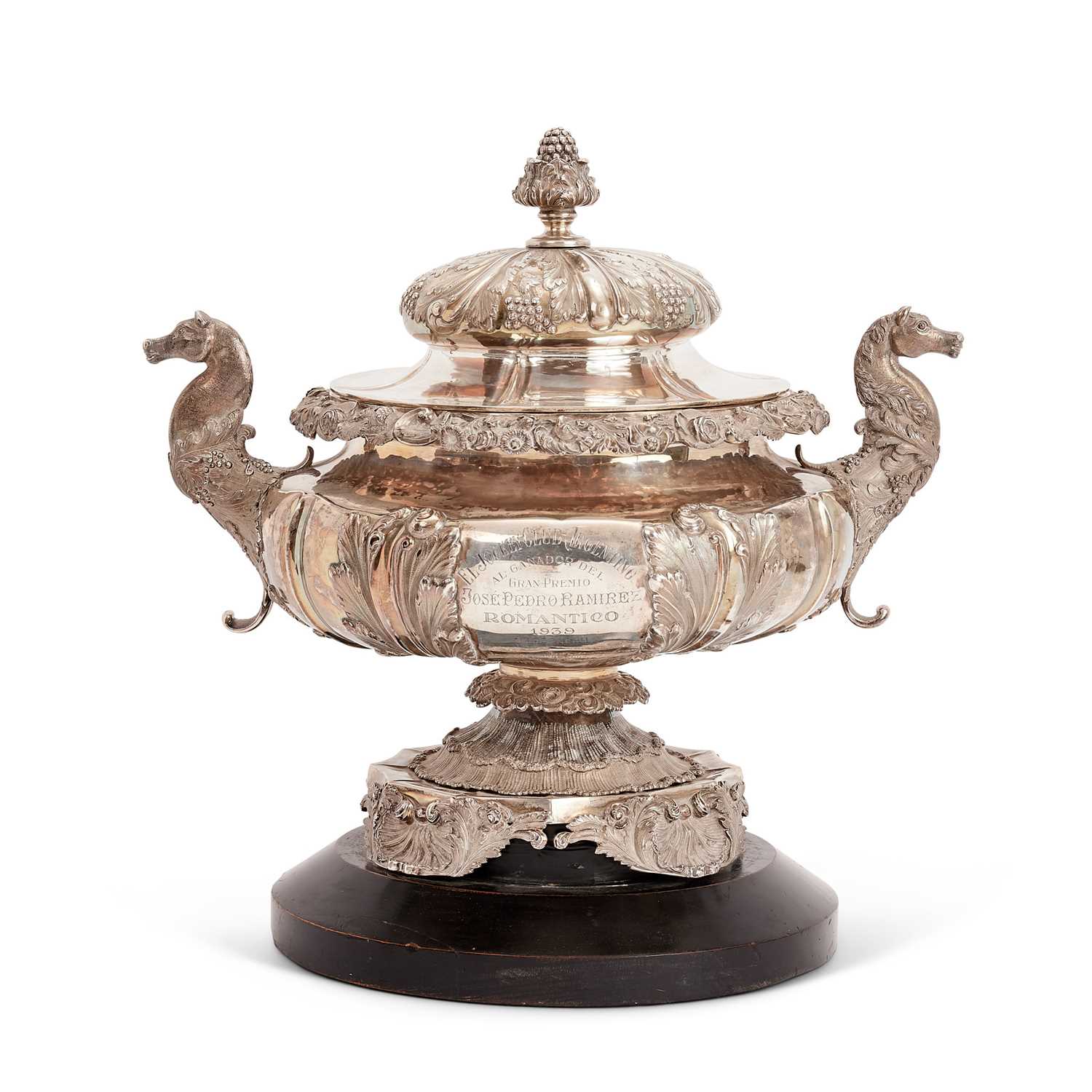 A FINE AND LARGE 19TH CENTURY SILVER EQUESTRIAN TROPHY CUP, WILLIAM IV, 1831