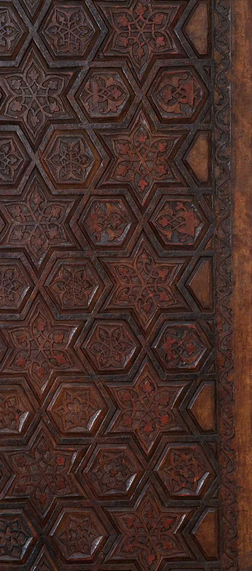 A 16TH / 17TH CENTURY PERSIAN SAFAVID CARVED WOOD DOOR PANEL - Image 2 of 3