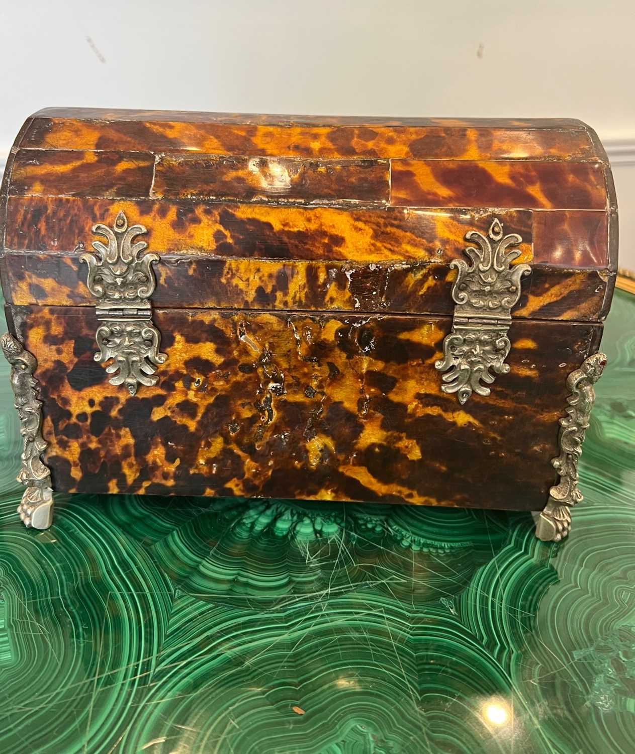 AN 18TH CENTURY DUTCH COLONIAL TORTOISESHELL AND SILVERED METAL MOUNTED CASKET - Image 10 of 14