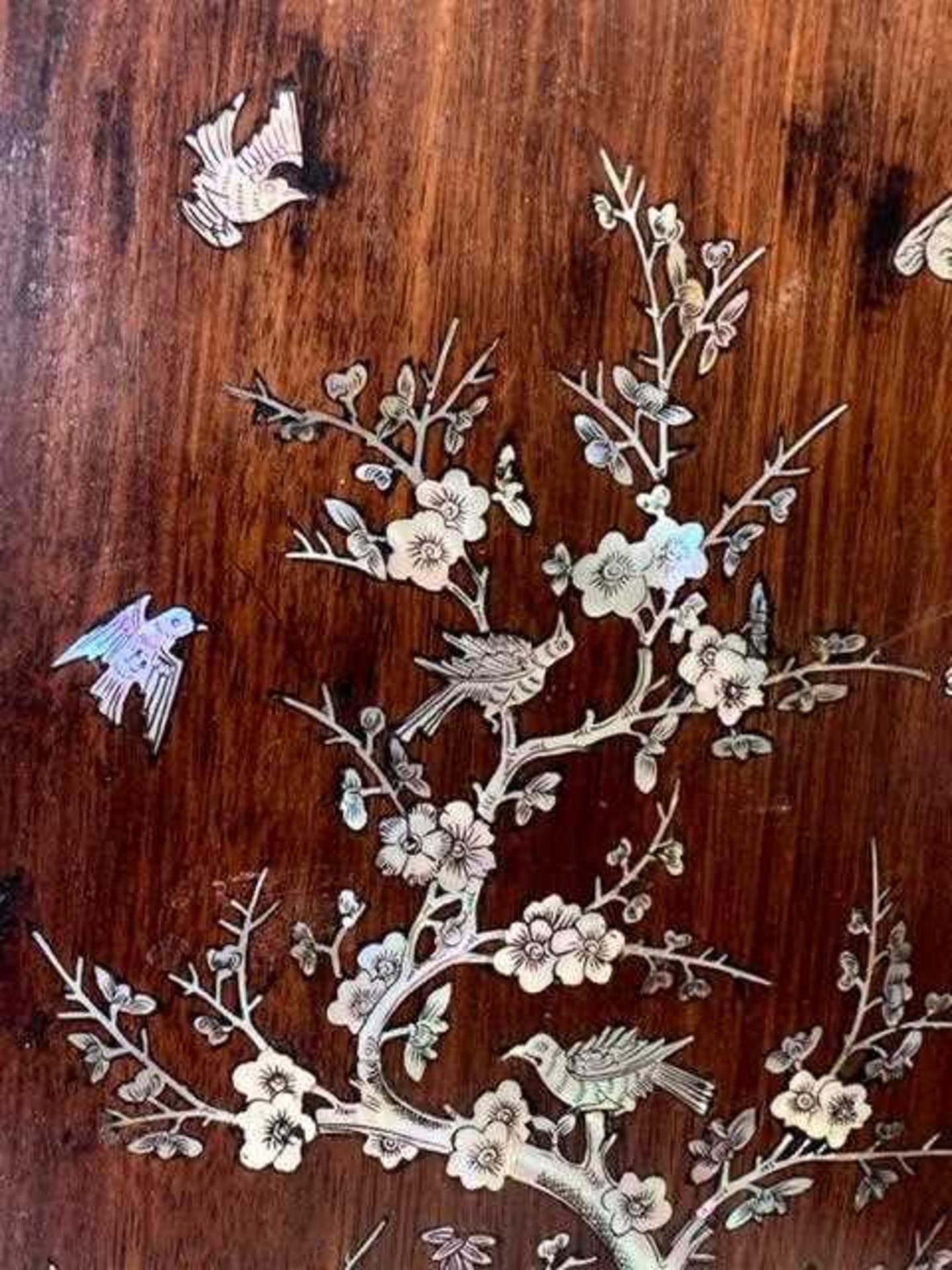 A PAIR OF 19TH CENTURY CHINESE MOTHER OF PEARL INLAID PANELS - Bild 8 aus 8