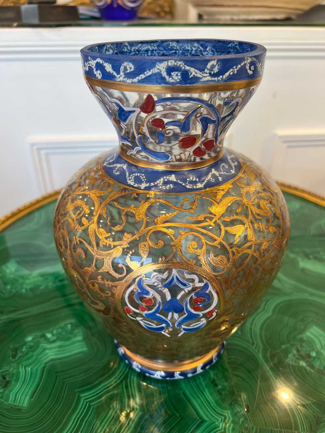 A PERSIAN STYLE PAINTED AND GILT DECORATED GLASS VASE - Image 7 of 8