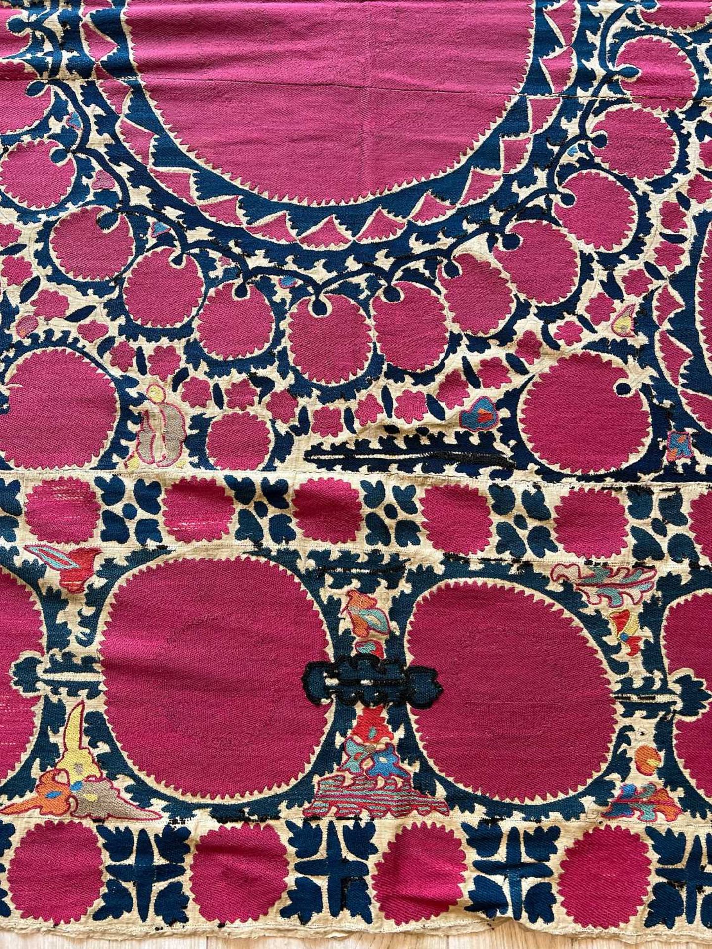 A 19TH CENTURY SUZANI EMBROIDERED COVERLET / WALL HANGING - Image 2 of 7