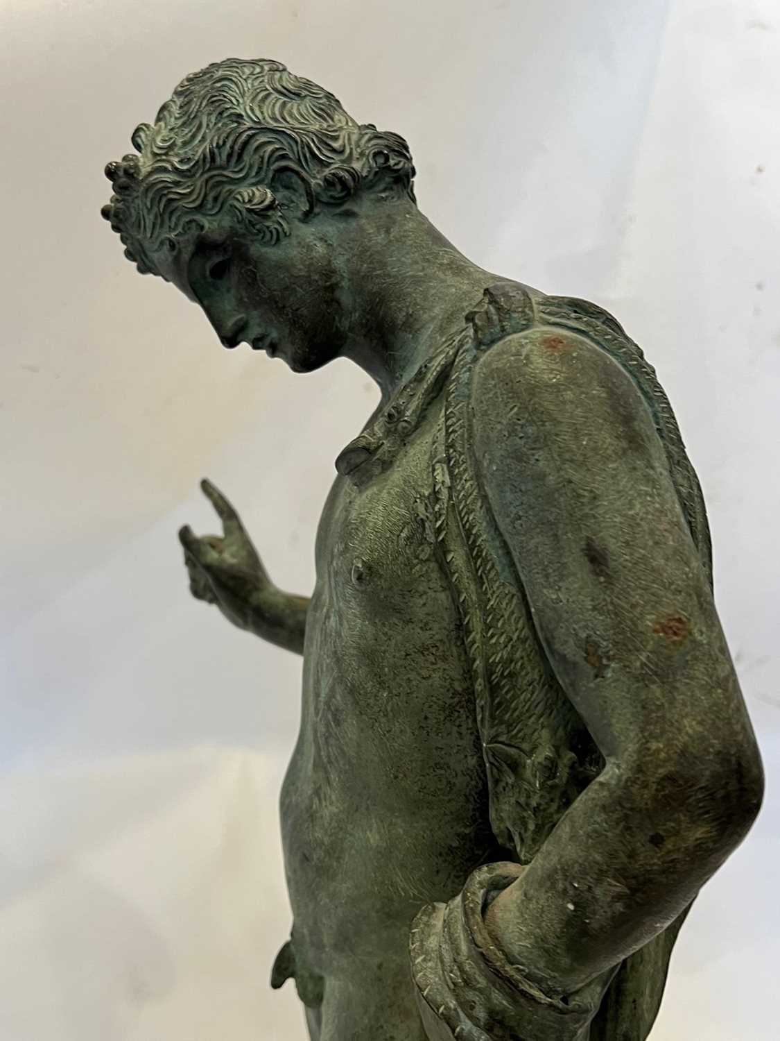 A 19TH CENTURY GRAND TOUR BRONZE FIGURE OF NARCISSUS, AFTER THE ANTIQUE - Image 4 of 6
