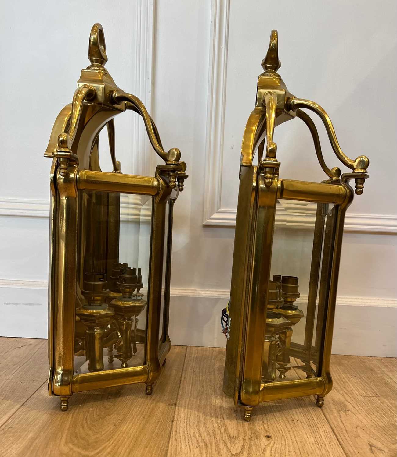 A PAIR OF REGENCY STYLE BRASS HALL LANTERNS - Image 6 of 8