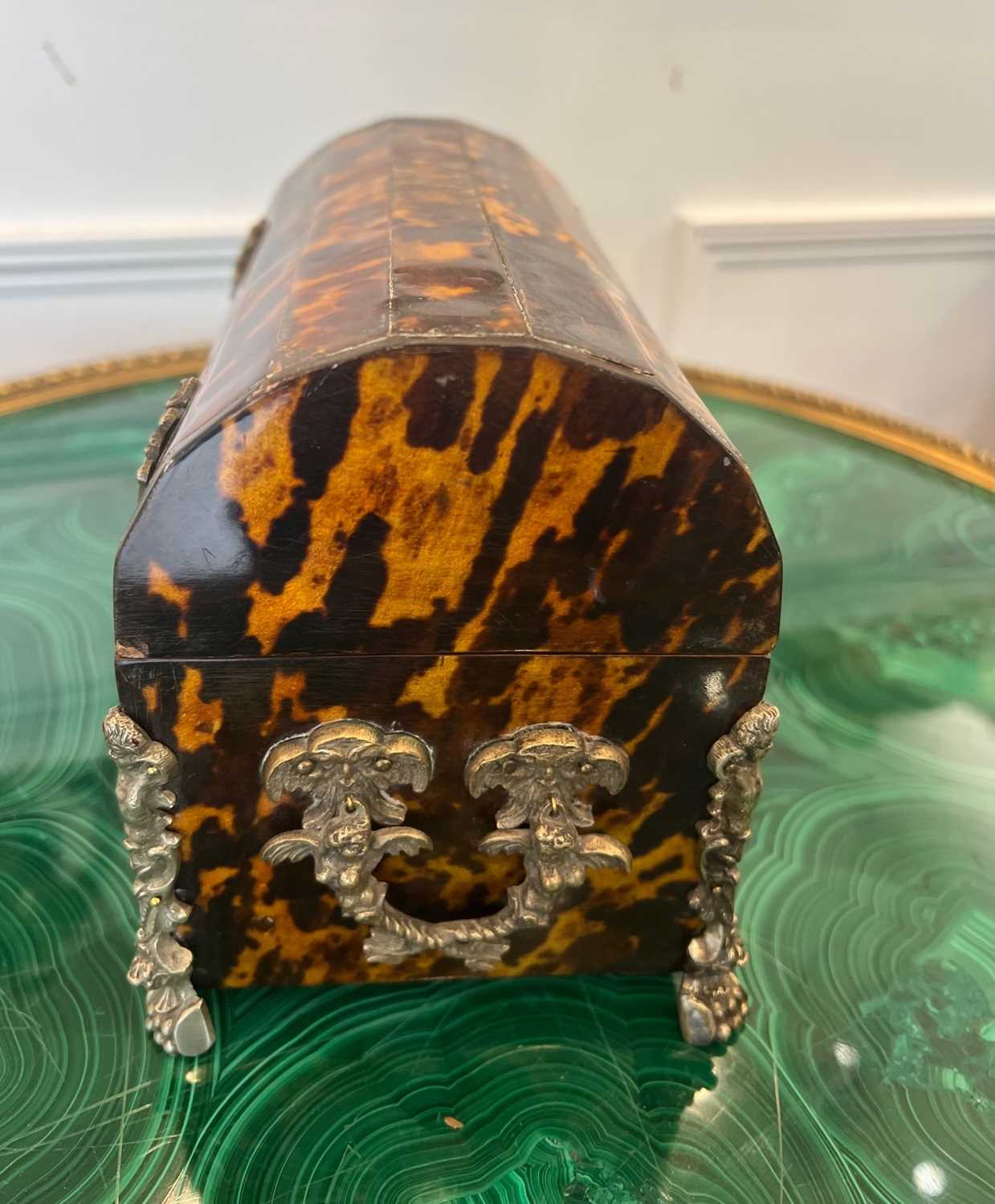 AN 18TH CENTURY DUTCH COLONIAL TORTOISESHELL AND SILVERED METAL MOUNTED CASKET - Image 12 of 14