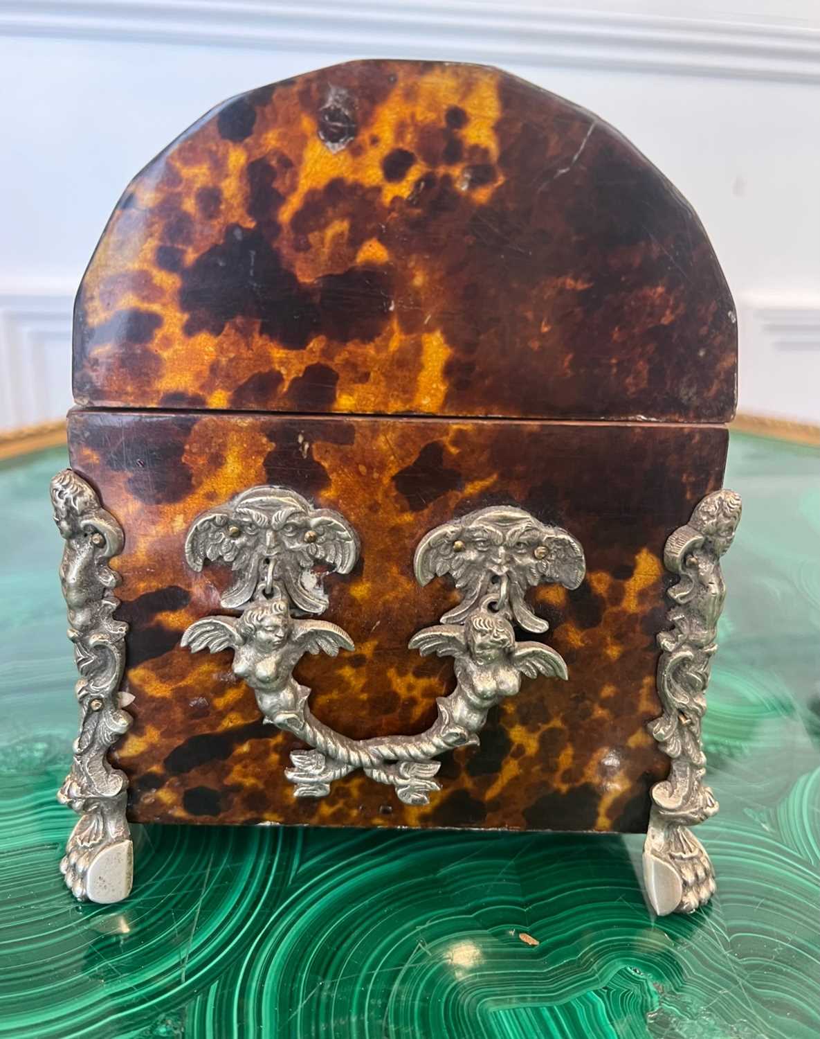 AN 18TH CENTURY DUTCH COLONIAL TORTOISESHELL AND SILVERED METAL MOUNTED CASKET - Image 8 of 14