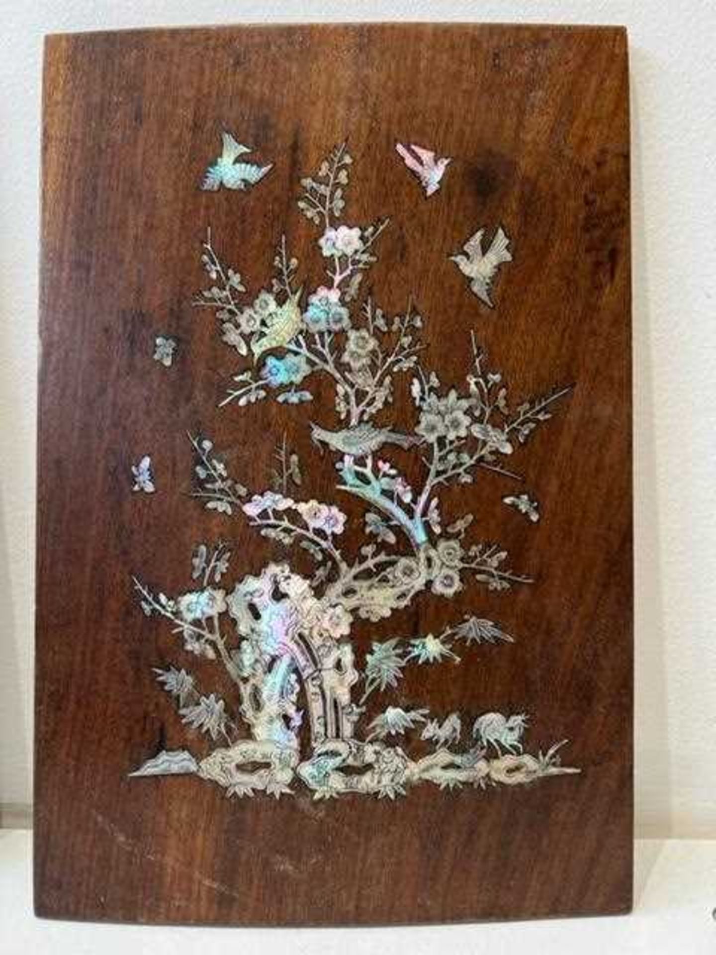 A PAIR OF 19TH CENTURY CHINESE MOTHER OF PEARL INLAID PANELS - Bild 4 aus 8