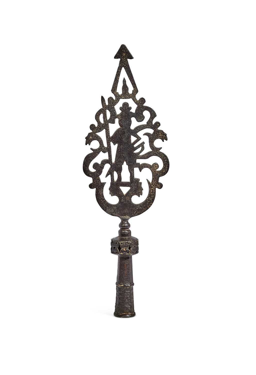 A 16TH / 17TH CENTURY ENGRAVED STEEL STAFF HEAD, POSSIBLY GERMAN