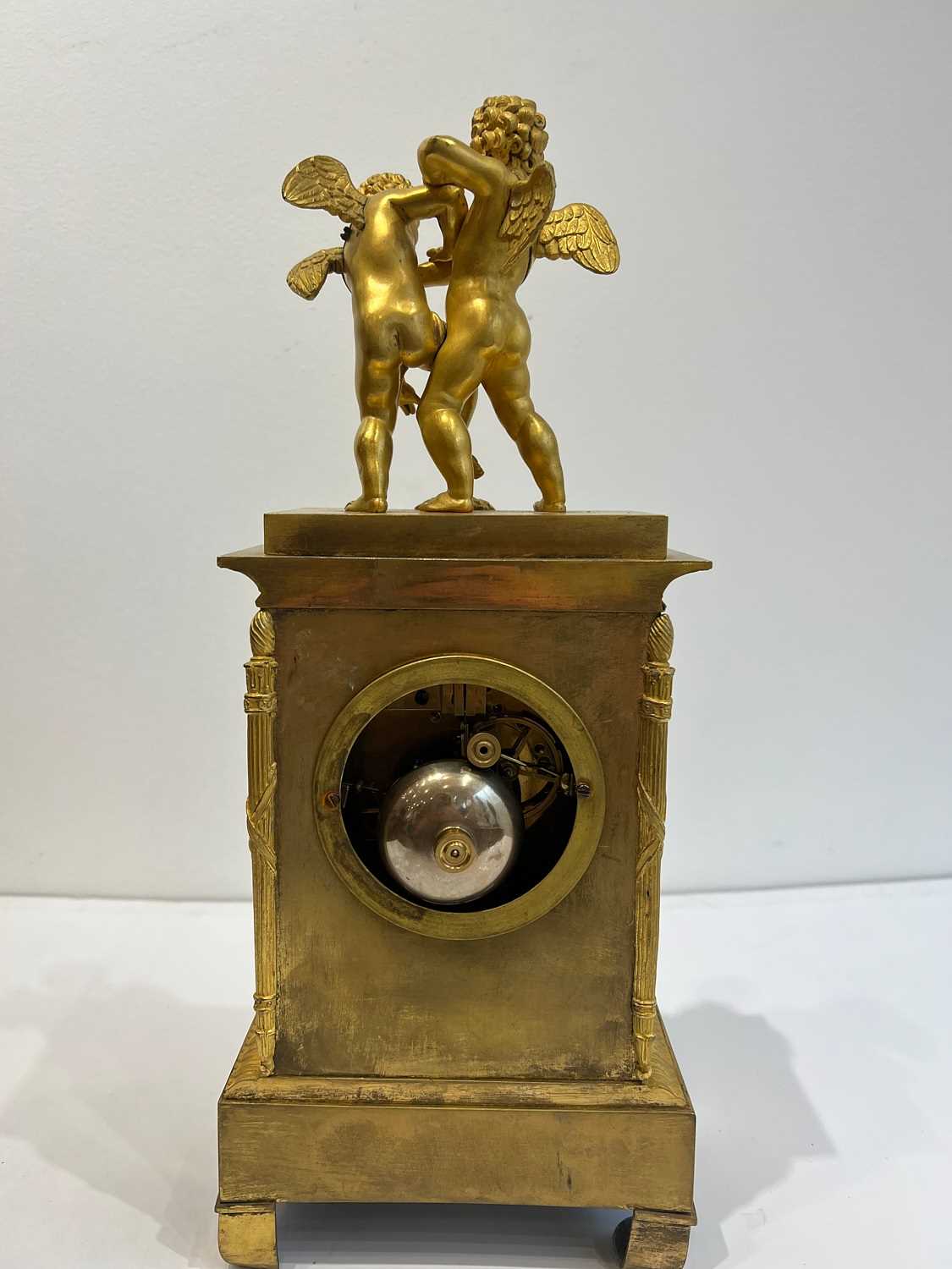 AN EARLY 19TH CENTURY EMPIRE PERIOD ORMOLU MANTEL CLOCK - Image 5 of 6