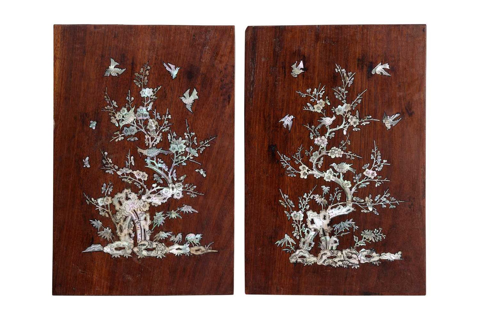 A PAIR OF 19TH CENTURY CHINESE MOTHER OF PEARL INLAID PANELS - Bild 2 aus 8