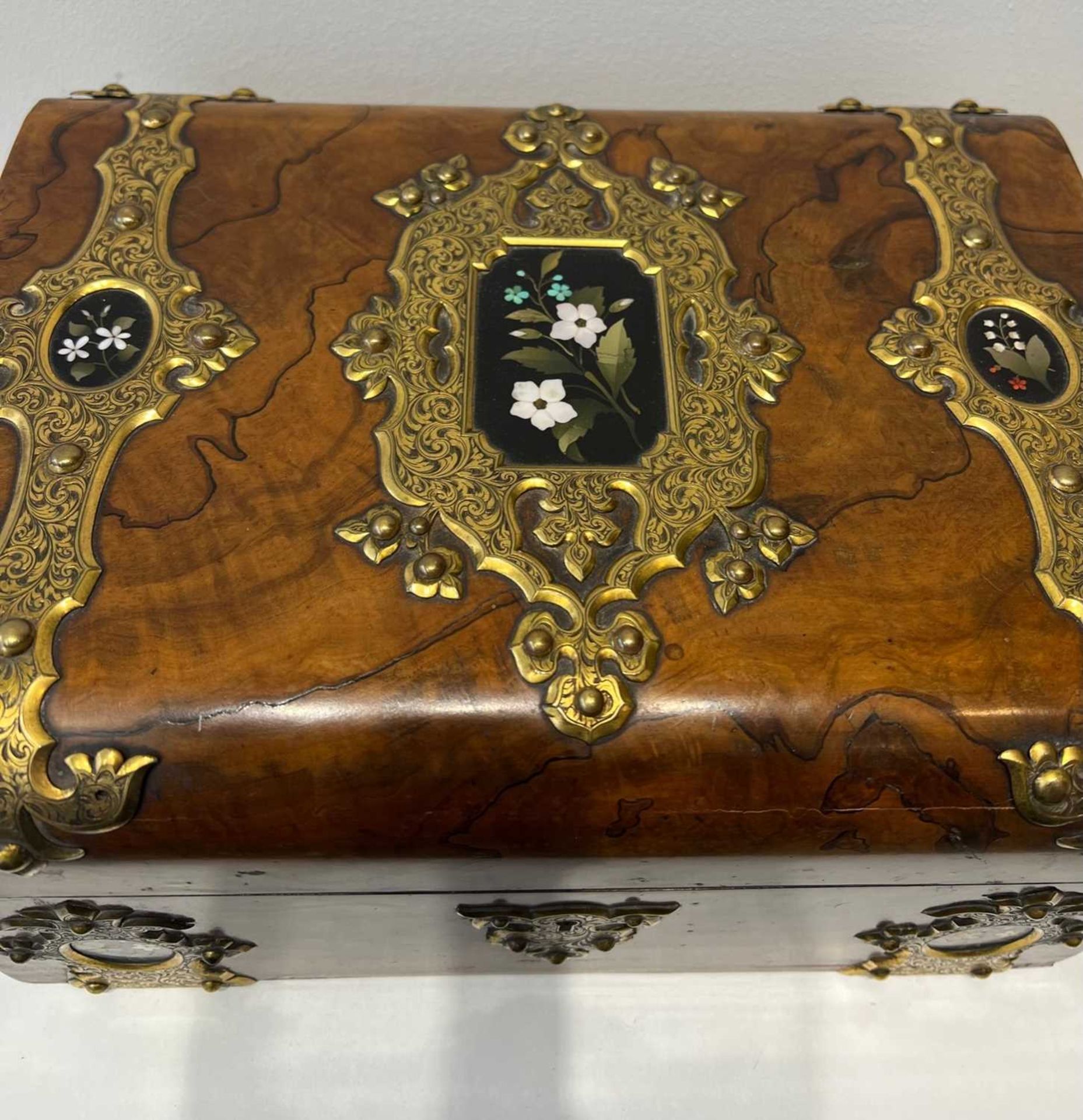 A 19TH CENTURY BURR WALNUT AND PIETRA DURA MOUNTED BOX BY BETJEMANNS & SONS - Bild 7 aus 7