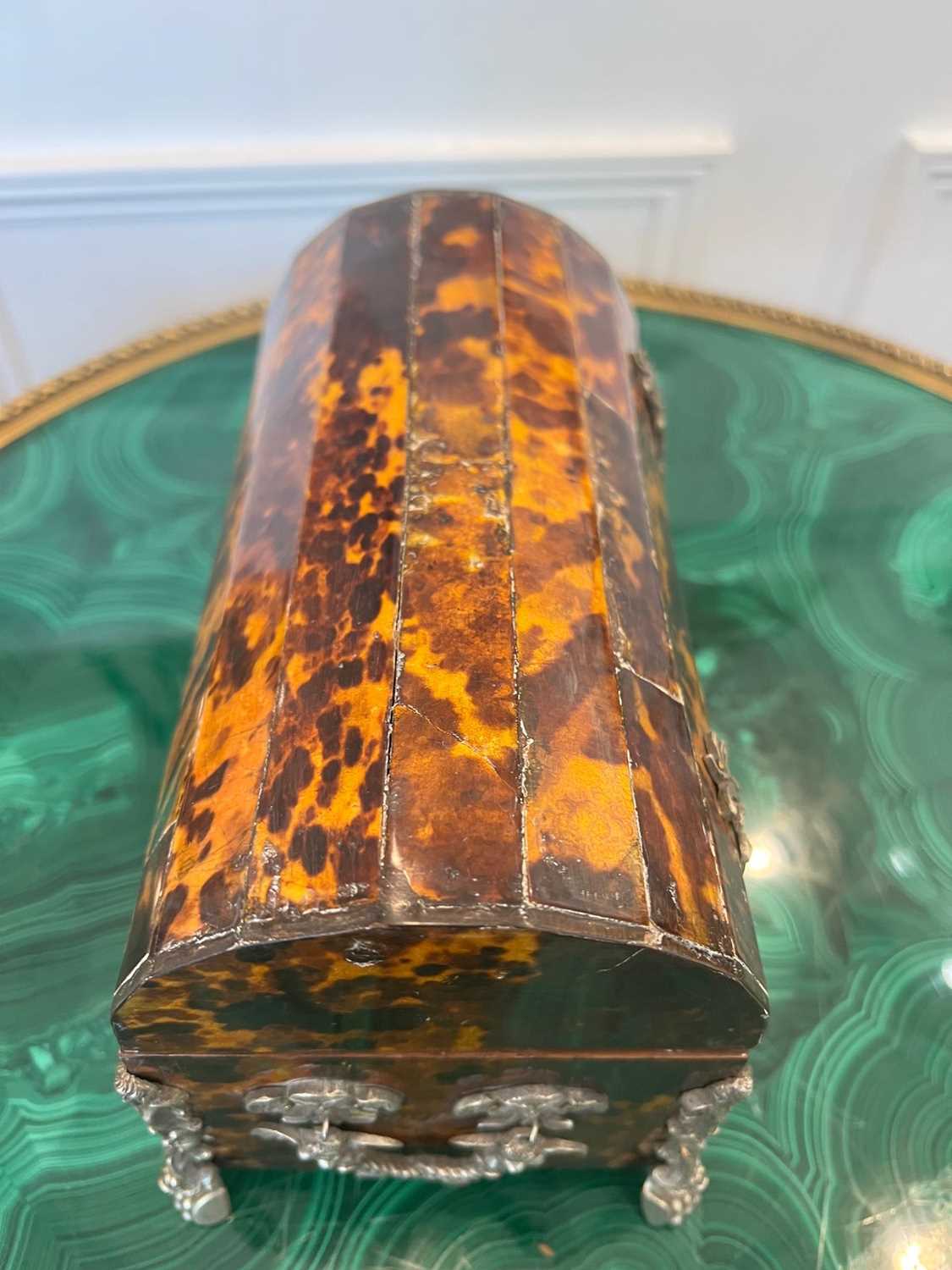 AN 18TH CENTURY DUTCH COLONIAL TORTOISESHELL AND SILVERED METAL MOUNTED CASKET - Image 7 of 14