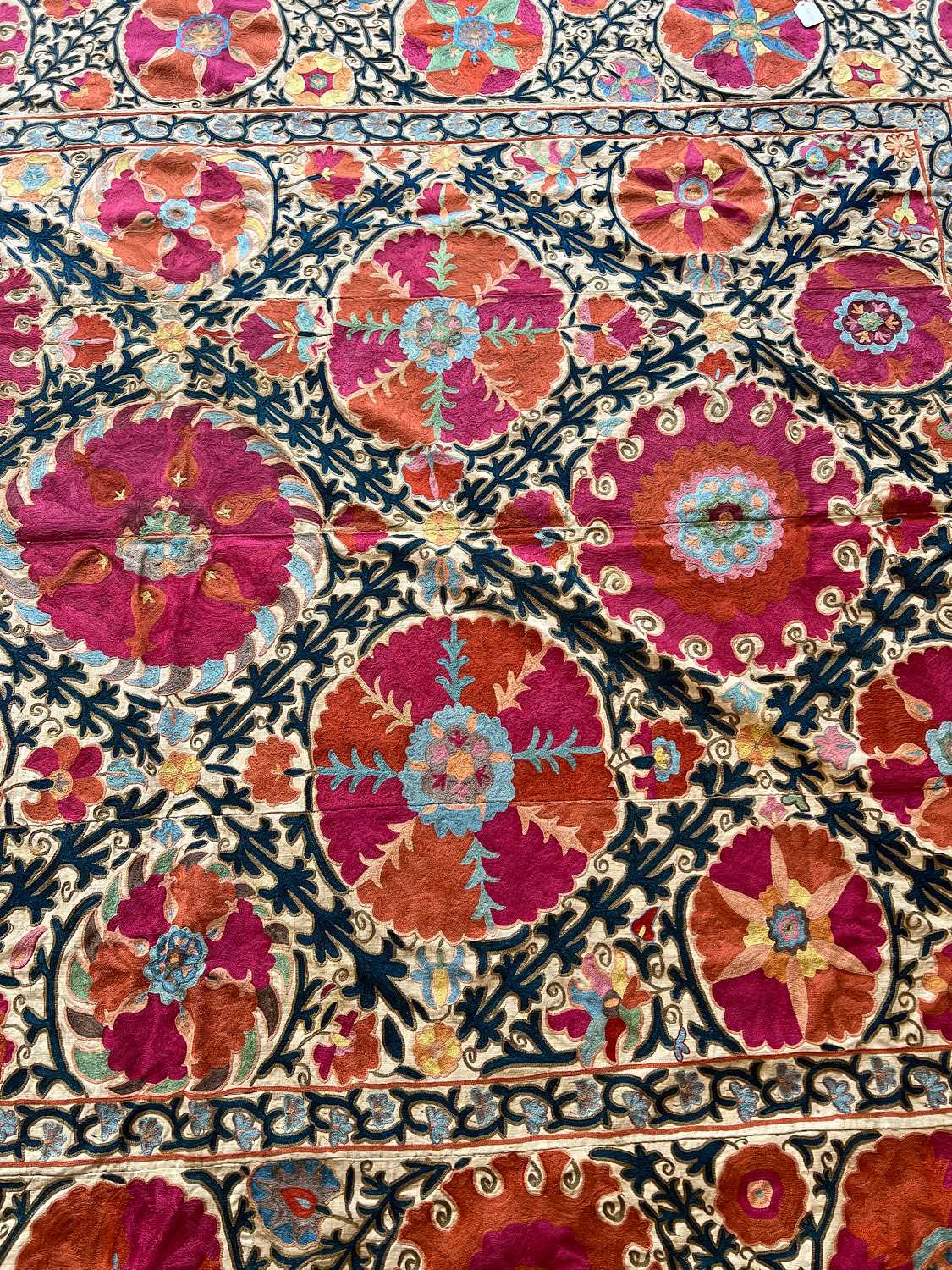 AN 18TH CENTURY EMBROIDERED SUZANI WALL HANGING TEXTILE - Image 3 of 7