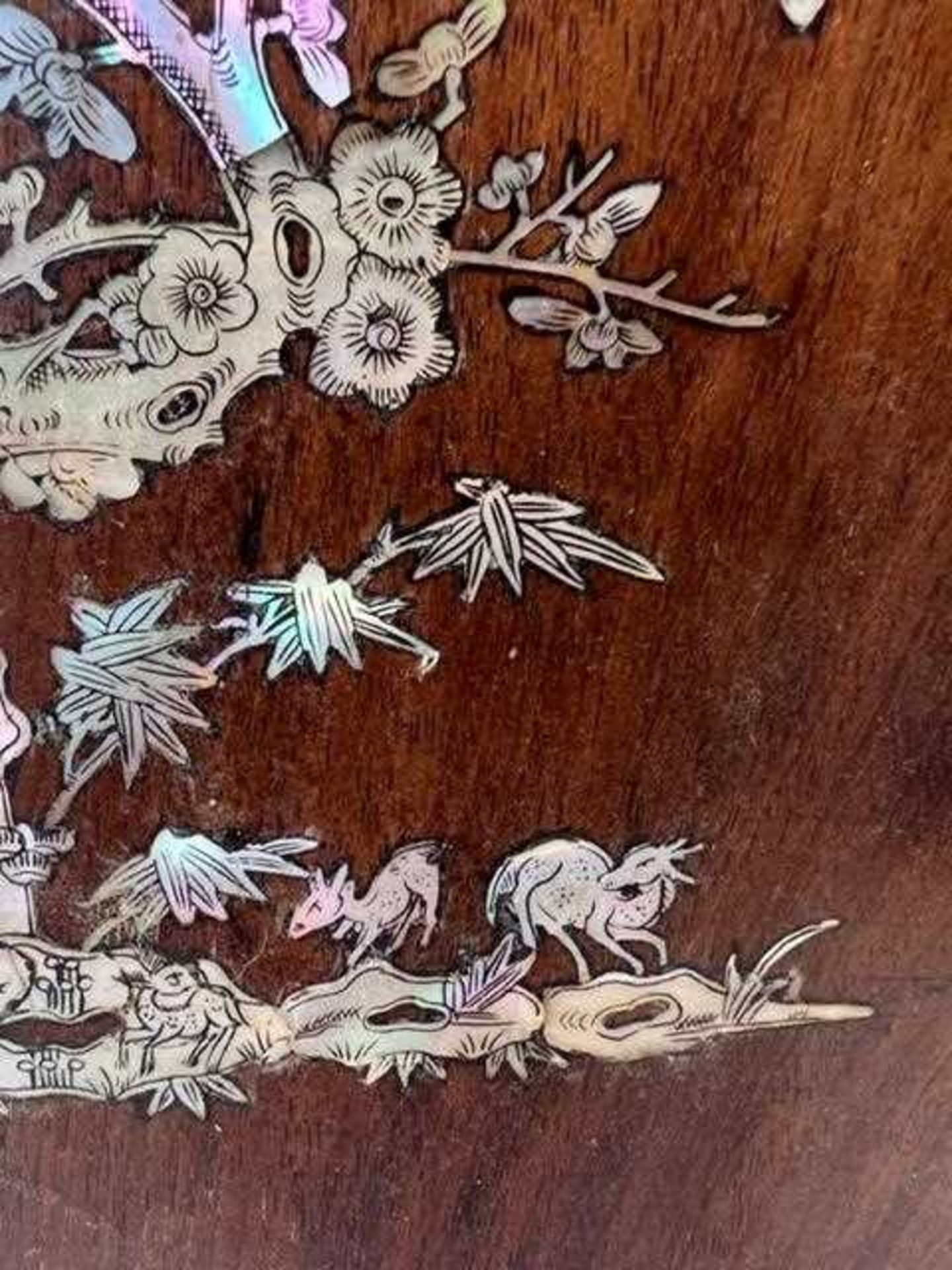 A PAIR OF 19TH CENTURY CHINESE MOTHER OF PEARL INLAID PANELS - Bild 5 aus 8
