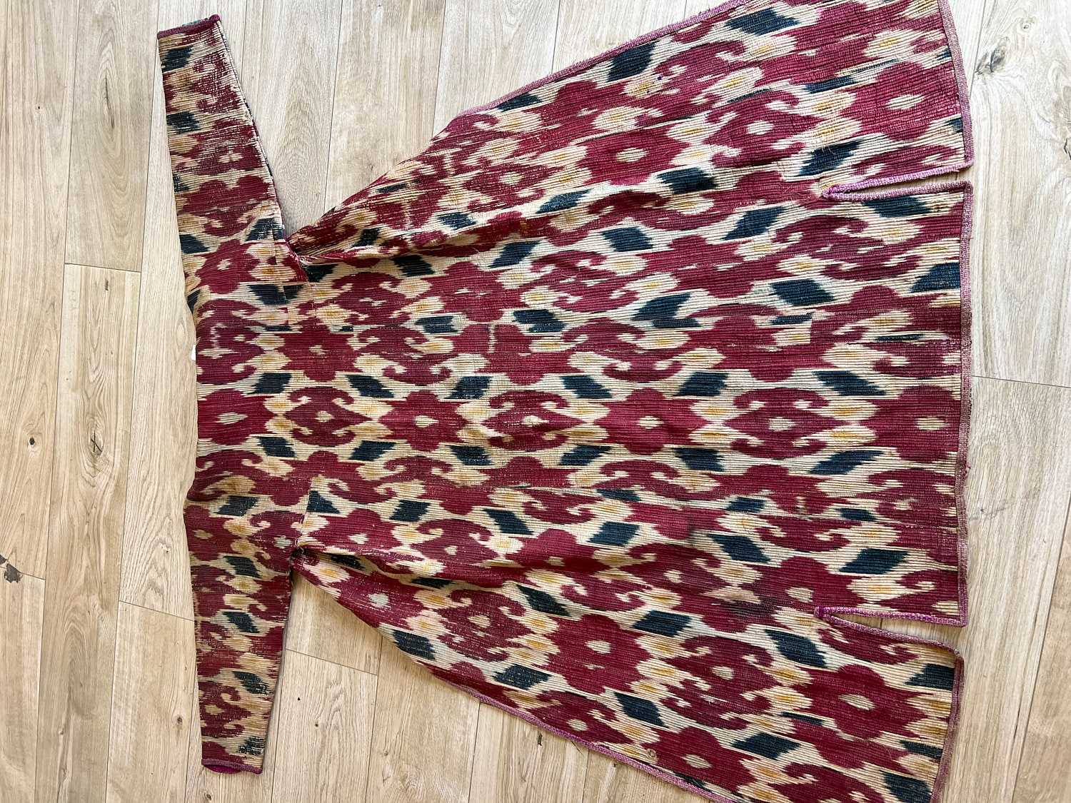 AN EARLY 20TH CENTURY UZBEK IKAT COAT - Image 6 of 6