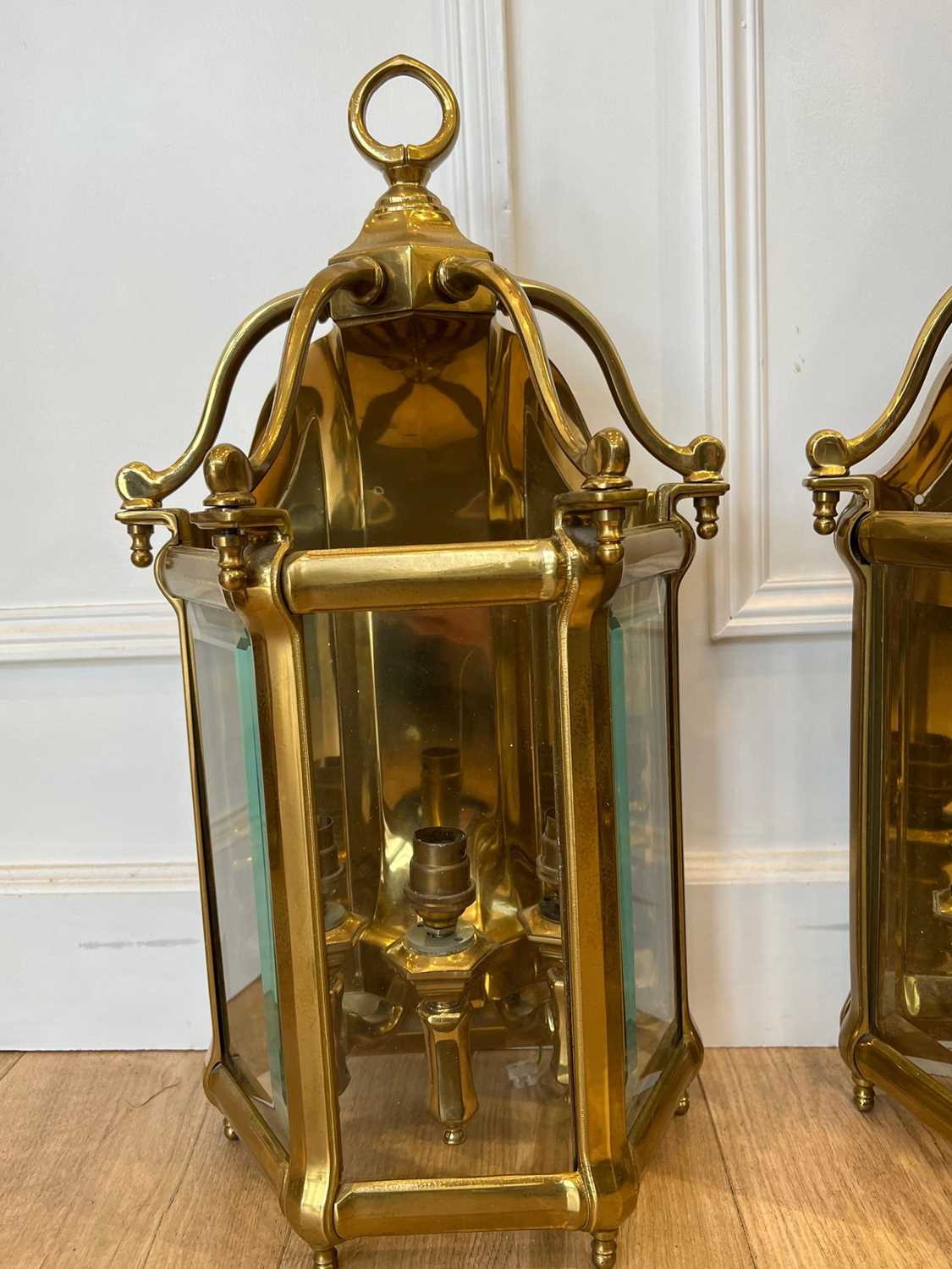 A PAIR OF REGENCY STYLE BRASS HALL LANTERNS - Image 3 of 8