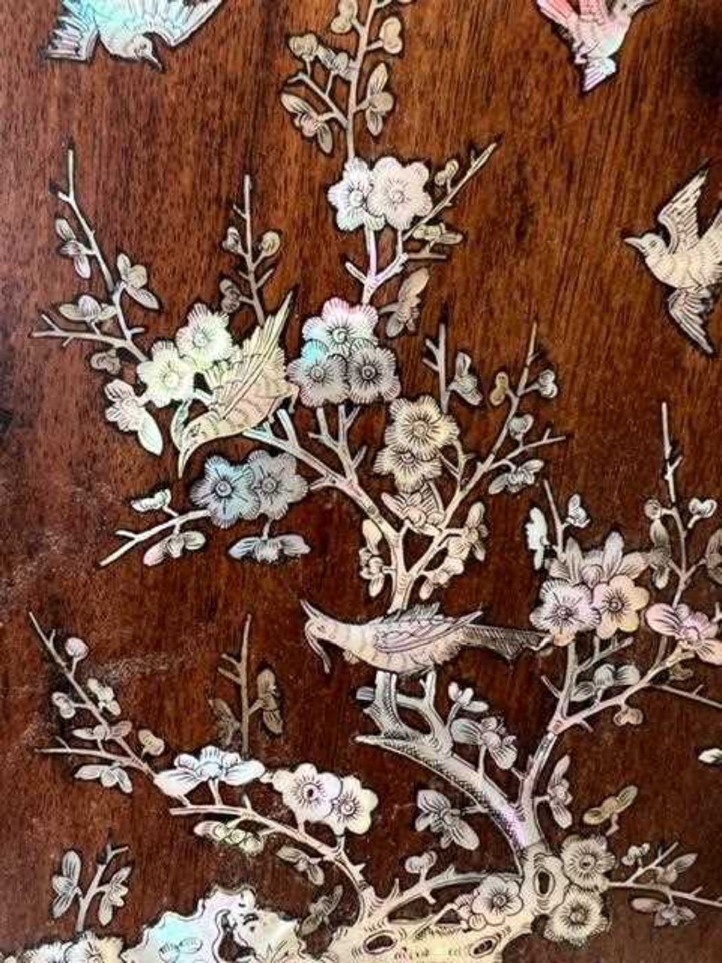 A PAIR OF 19TH CENTURY CHINESE MOTHER OF PEARL INLAID PANELS - Bild 6 aus 8