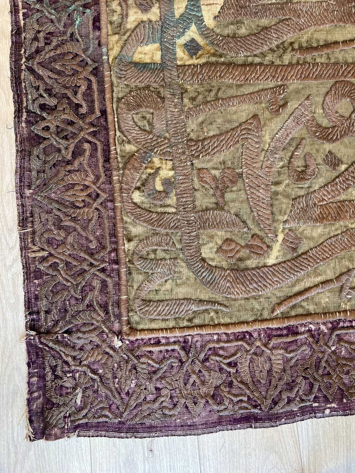 AN 18TH CENTURY OTTOMAN METAL THREAD APPLIED VELVET HANGING, TURKEY - Image 3 of 9