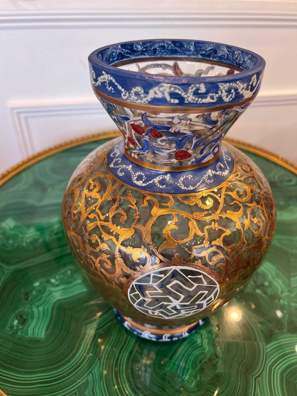 A PERSIAN STYLE PAINTED AND GILT DECORATED GLASS VASE - Image 8 of 8