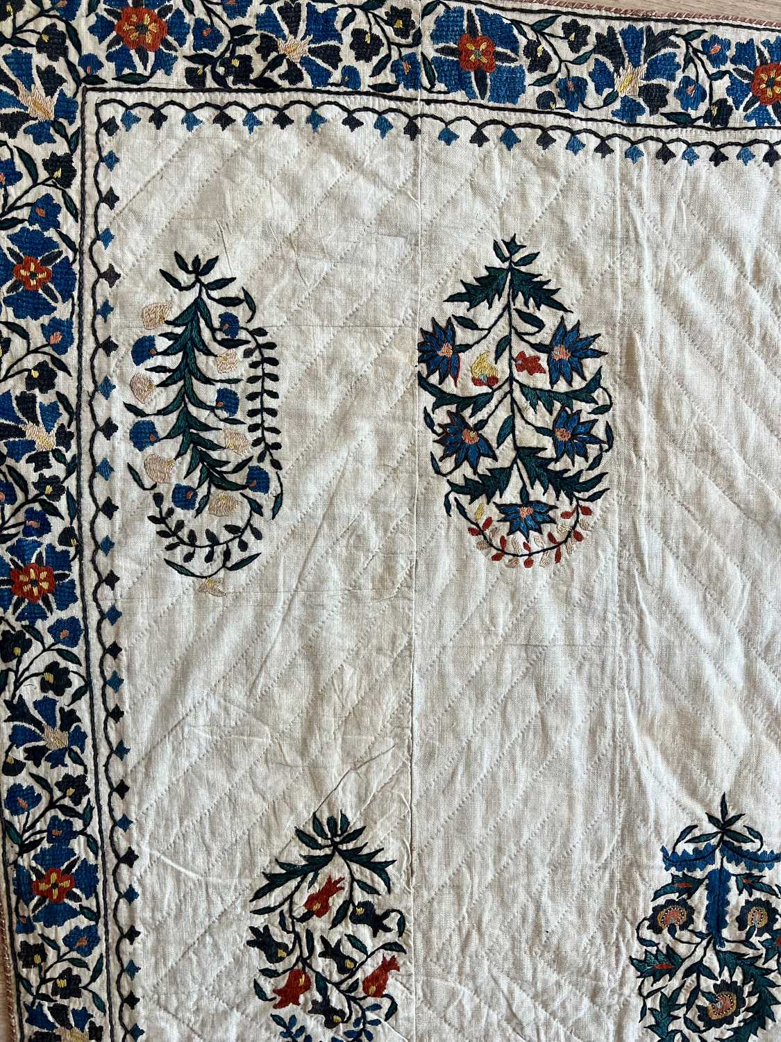 A MID 20TH CENTURY SUZANI BED SPREAD / WALL HANGING - Image 2 of 6