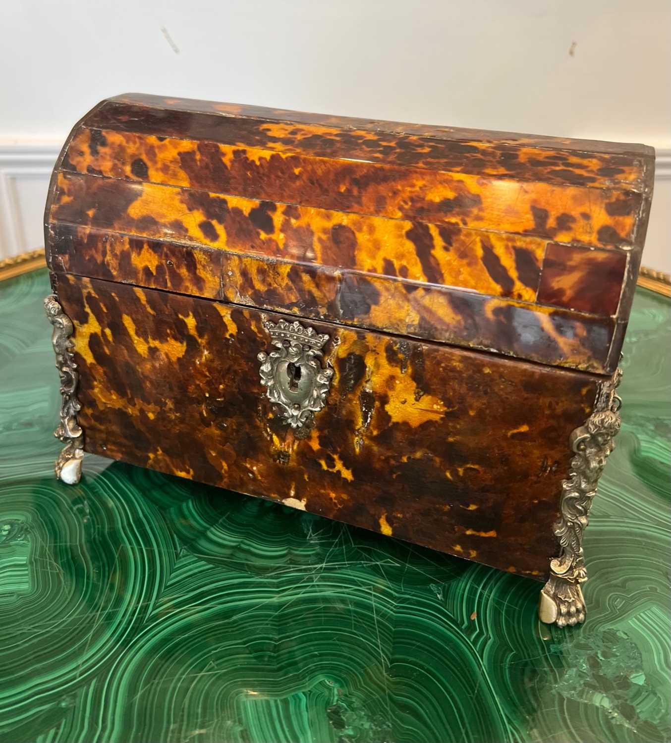 AN 18TH CENTURY DUTCH COLONIAL TORTOISESHELL AND SILVERED METAL MOUNTED CASKET - Image 5 of 14