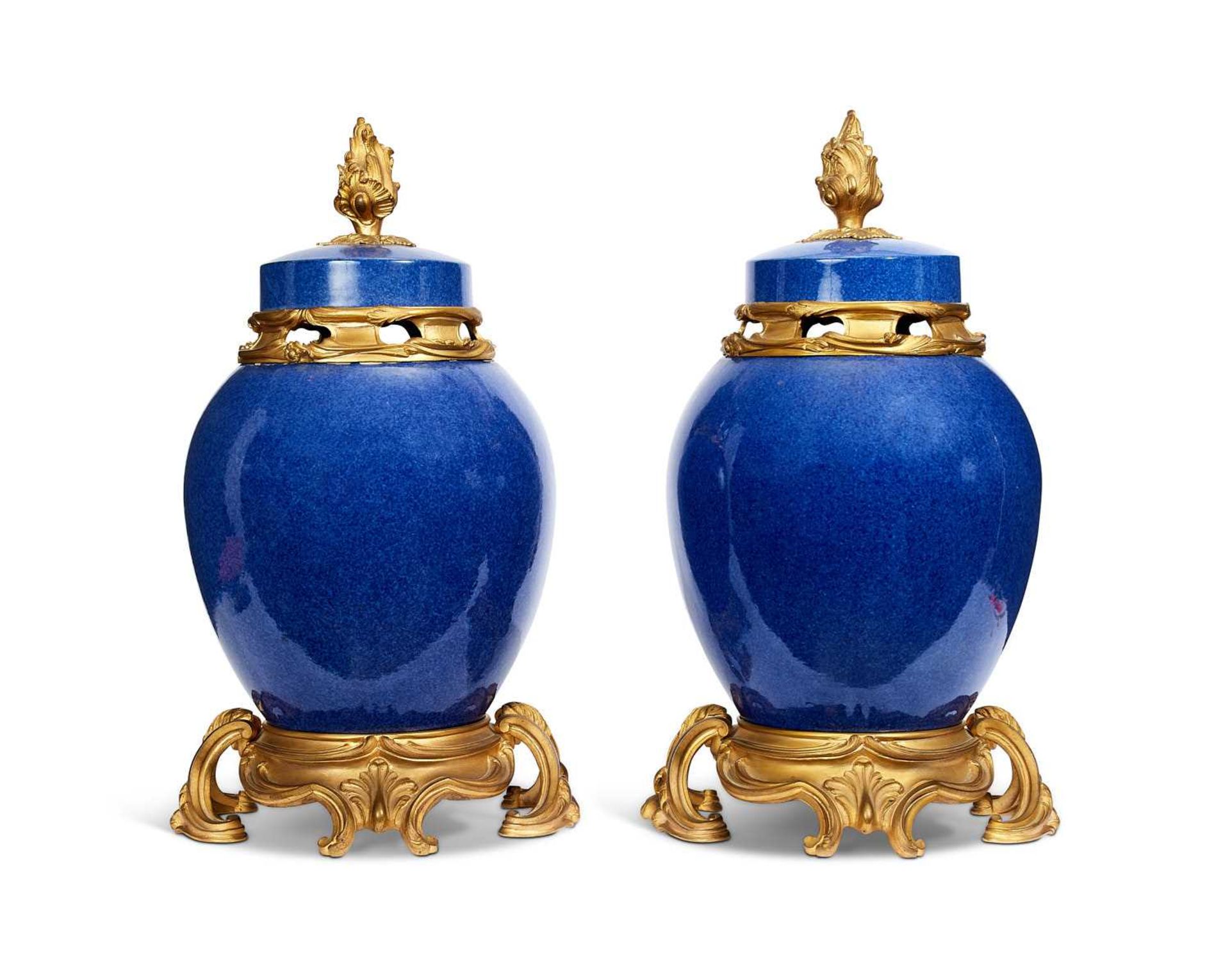 A PAIR OF LATE 19TH / EARLY 20TH CENTURY CHINESE PORCELAIN AND GILT BRONZE MOUNTED VASES - Bild 2 aus 6