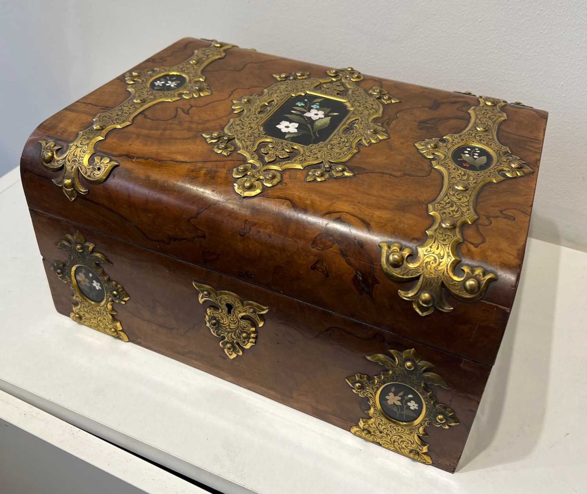 A 19TH CENTURY BURR WALNUT AND PIETRA DURA MOUNTED BOX BY BETJEMANNS & SONS - Bild 4 aus 7