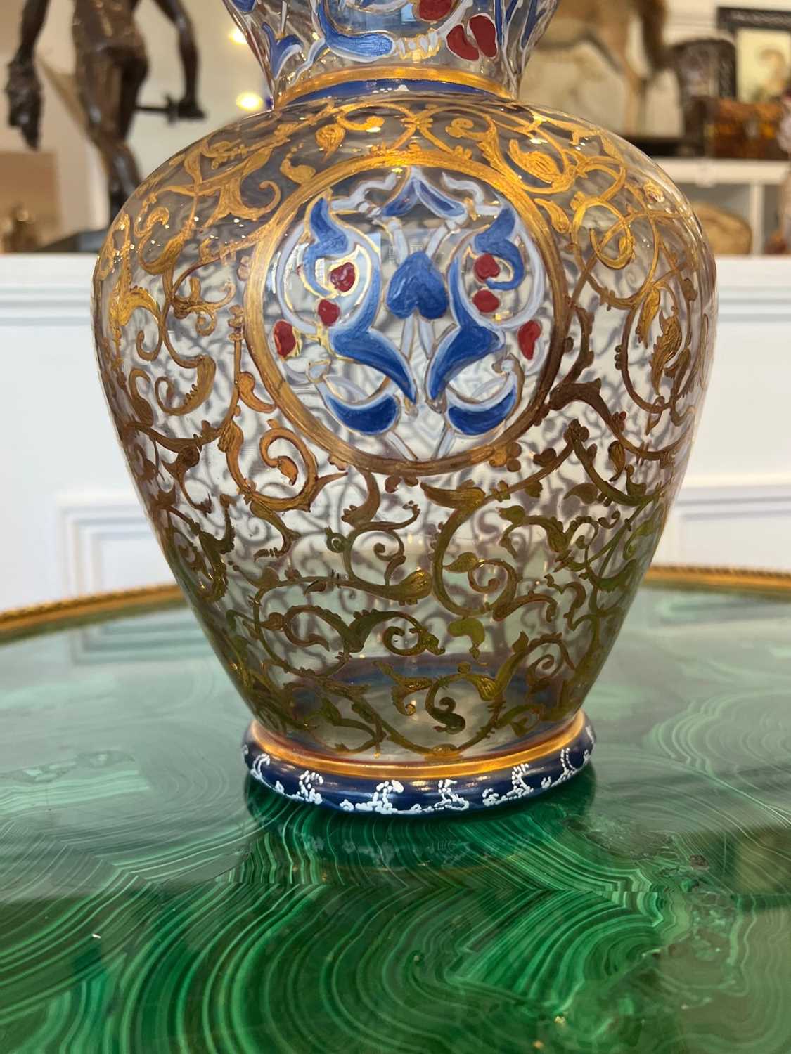 A PERSIAN STYLE PAINTED AND GILT DECORATED GLASS VASE - Image 3 of 8