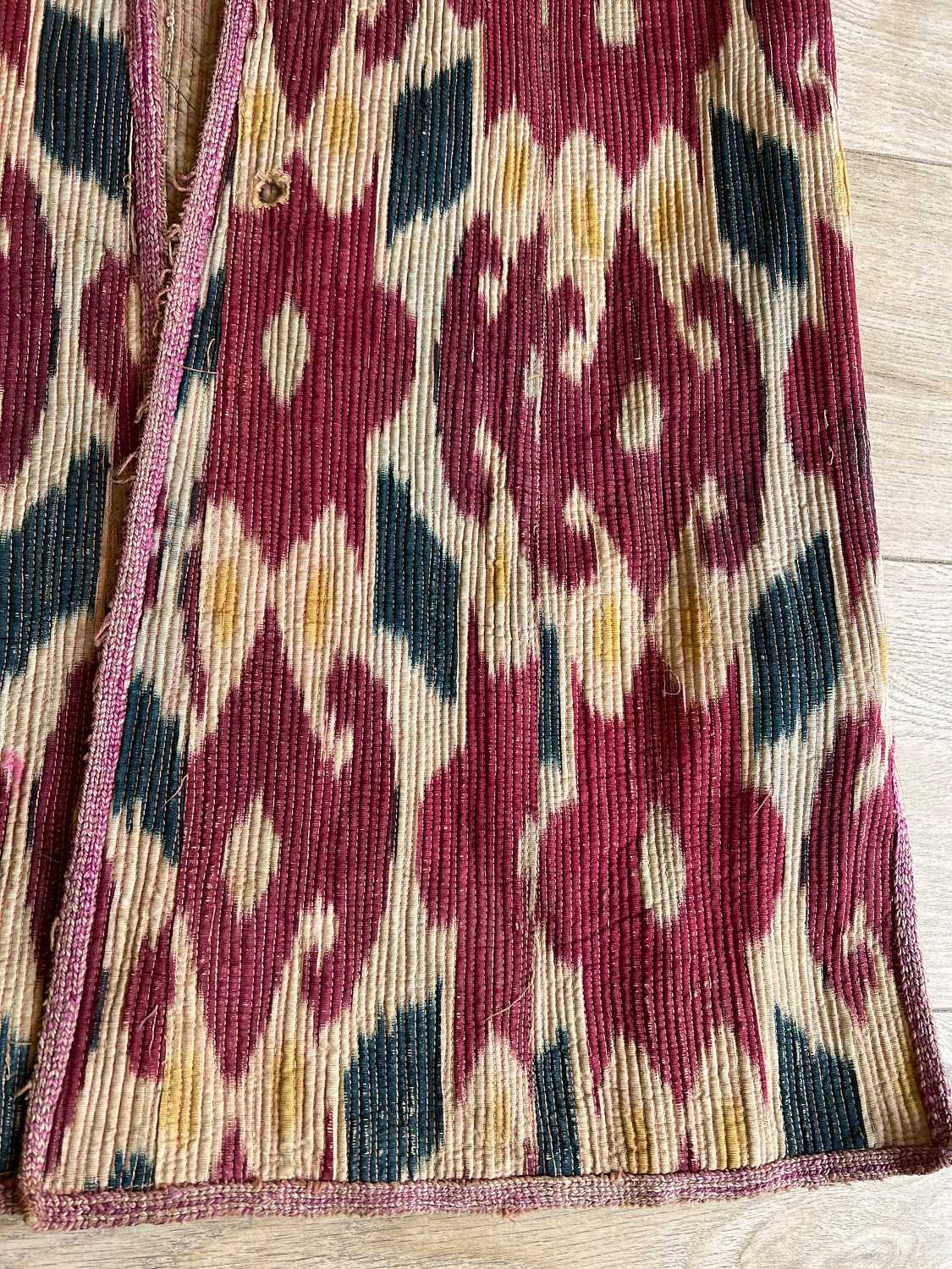 AN EARLY 20TH CENTURY UZBEK IKAT COAT - Image 3 of 6