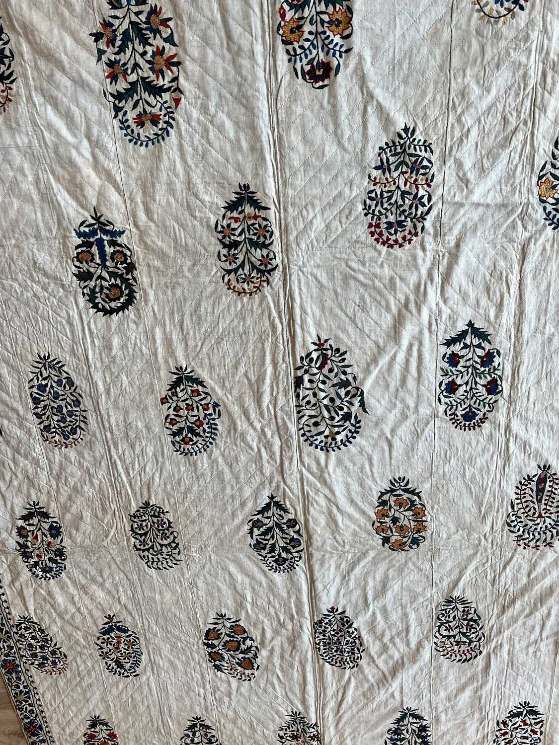 A MID 20TH CENTURY SUZANI BED SPREAD / WALL HANGING - Image 5 of 6