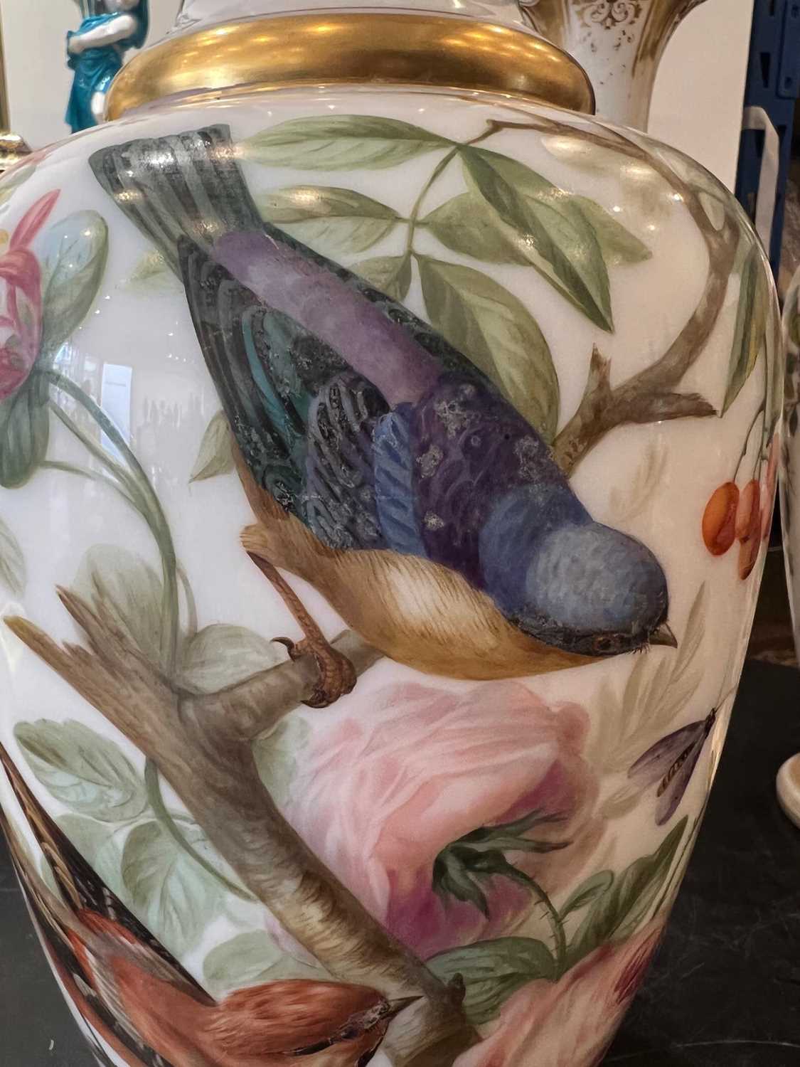 ATTRIBUTED TO BACCARAT: A RARE MID 19TH CENTURY OPALINE GLASS VASE DECORATED WITH EXOTIC BIRDS - Image 7 of 12