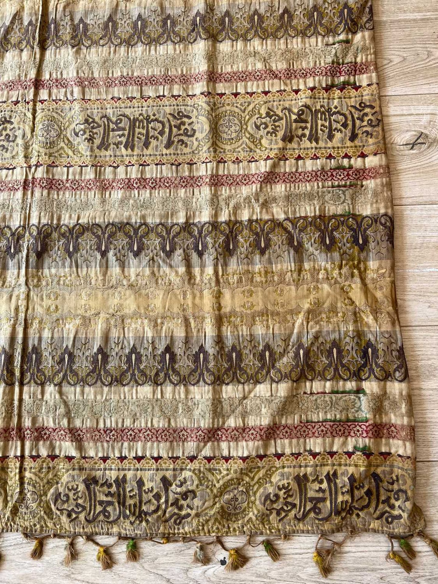 AN EARLY 20TH CENTURY ISLAMIC WALL HANGING TEXTILE - Image 2 of 7