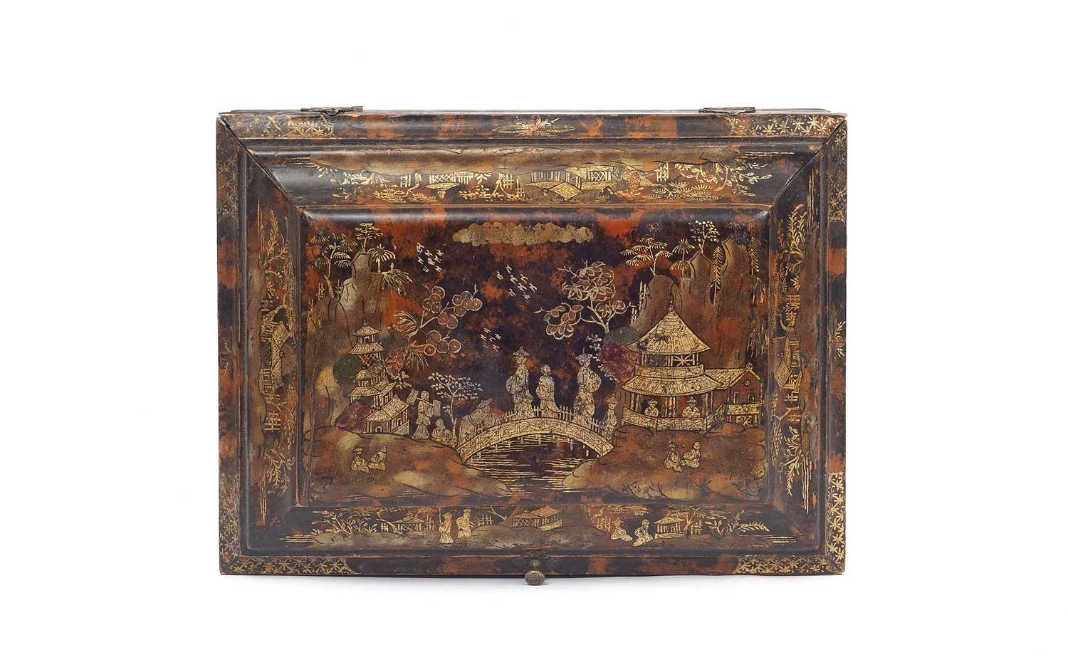A FINE 18TH CENTURY CHINOISERIE DECORATED AND FAUX TORTOISESHELL PAINTED BOX - Image 2 of 4