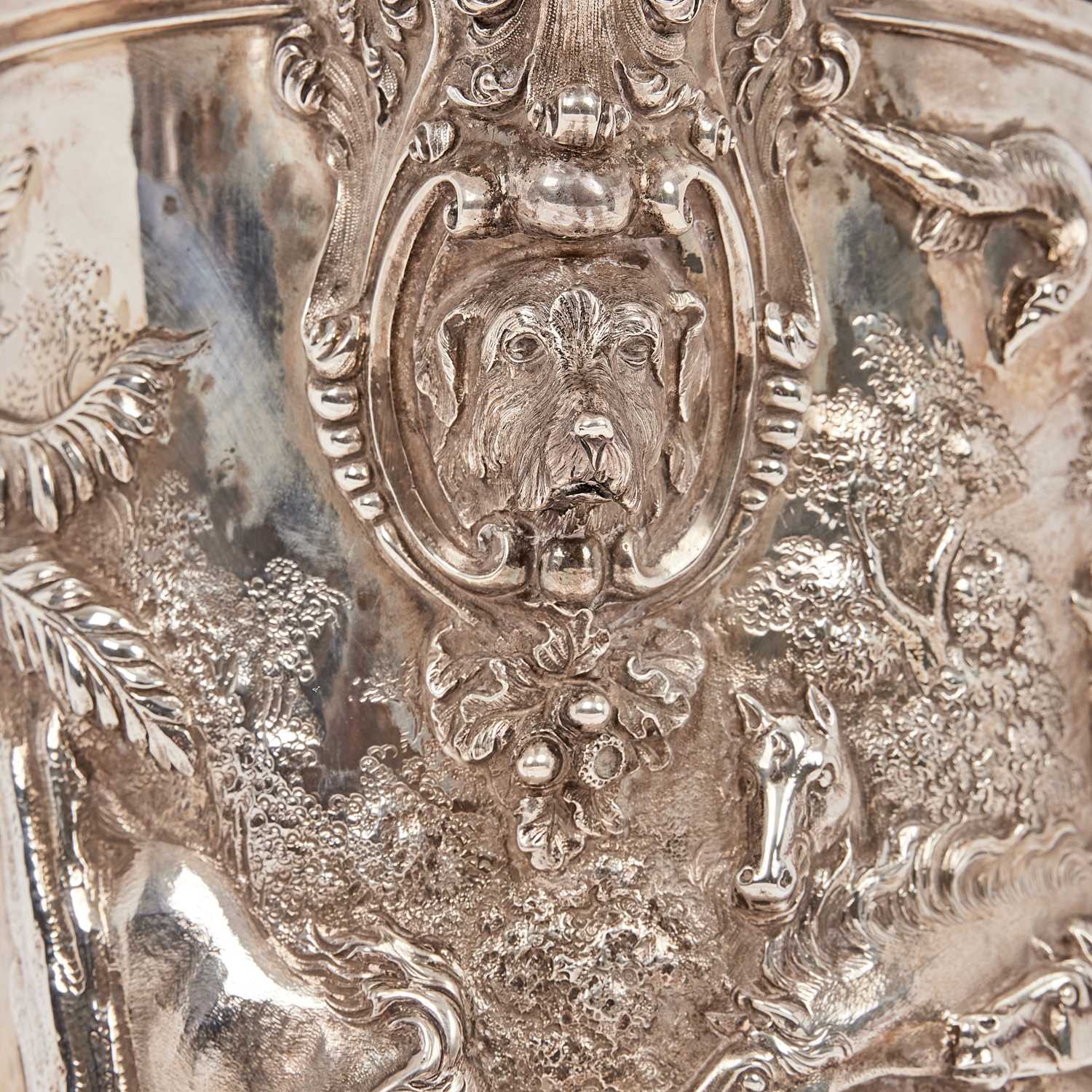 A FINE AND LARGE 19TH CENTURY SILVER PITCHER OF EQUESTRIAN THEME, LONDON, 1865 - Image 4 of 5