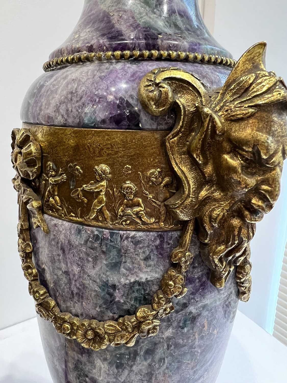 A PAIR OF LOUIS XVI STYLE AMETHYST QUARTZ AND ORMOLU MOUNTED URNS - Image 13 of 13