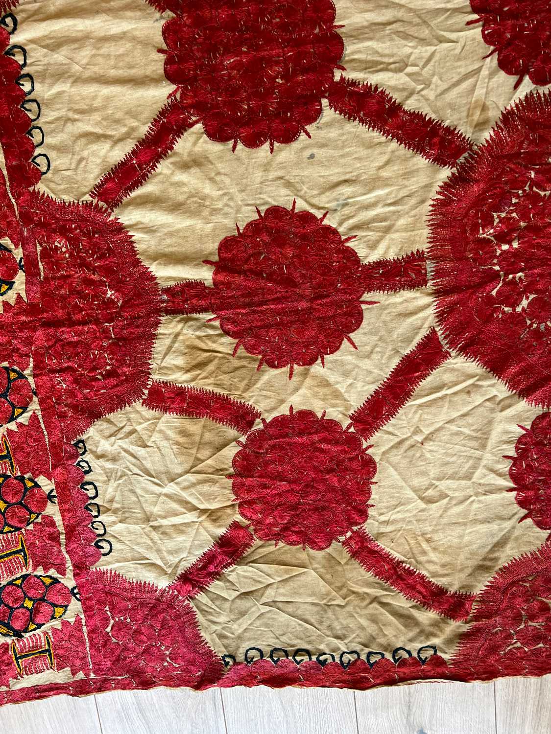 AN EARLY 19TH CENTURY INDIAN EMBROIDERED BED COVERLET - Image 2 of 3