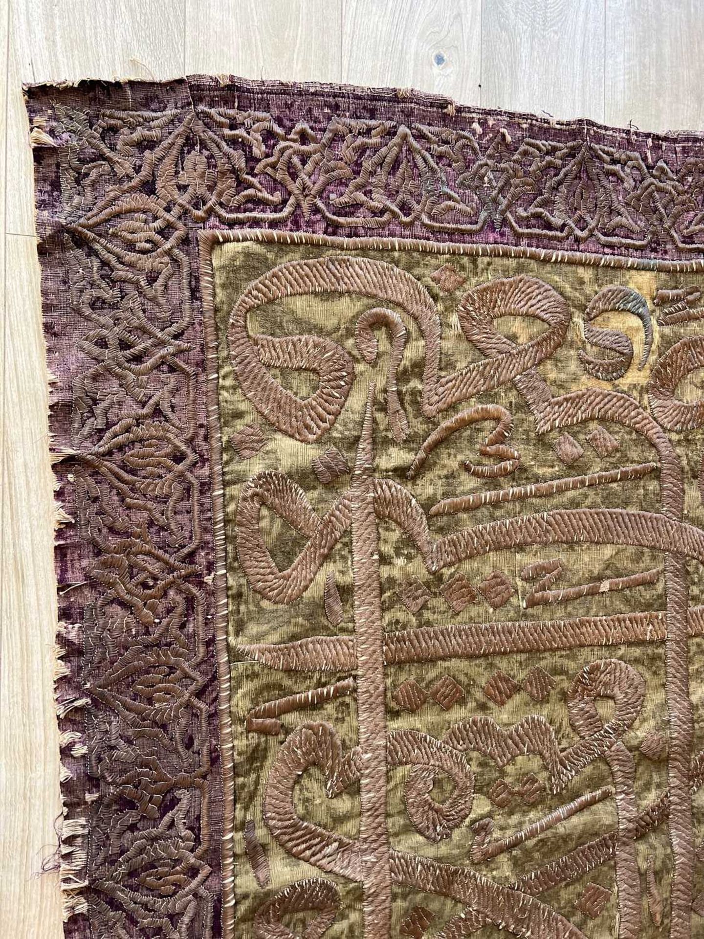 AN 18TH CENTURY OTTOMAN METAL THREAD APPLIED VELVET HANGING, TURKEY - Image 8 of 9