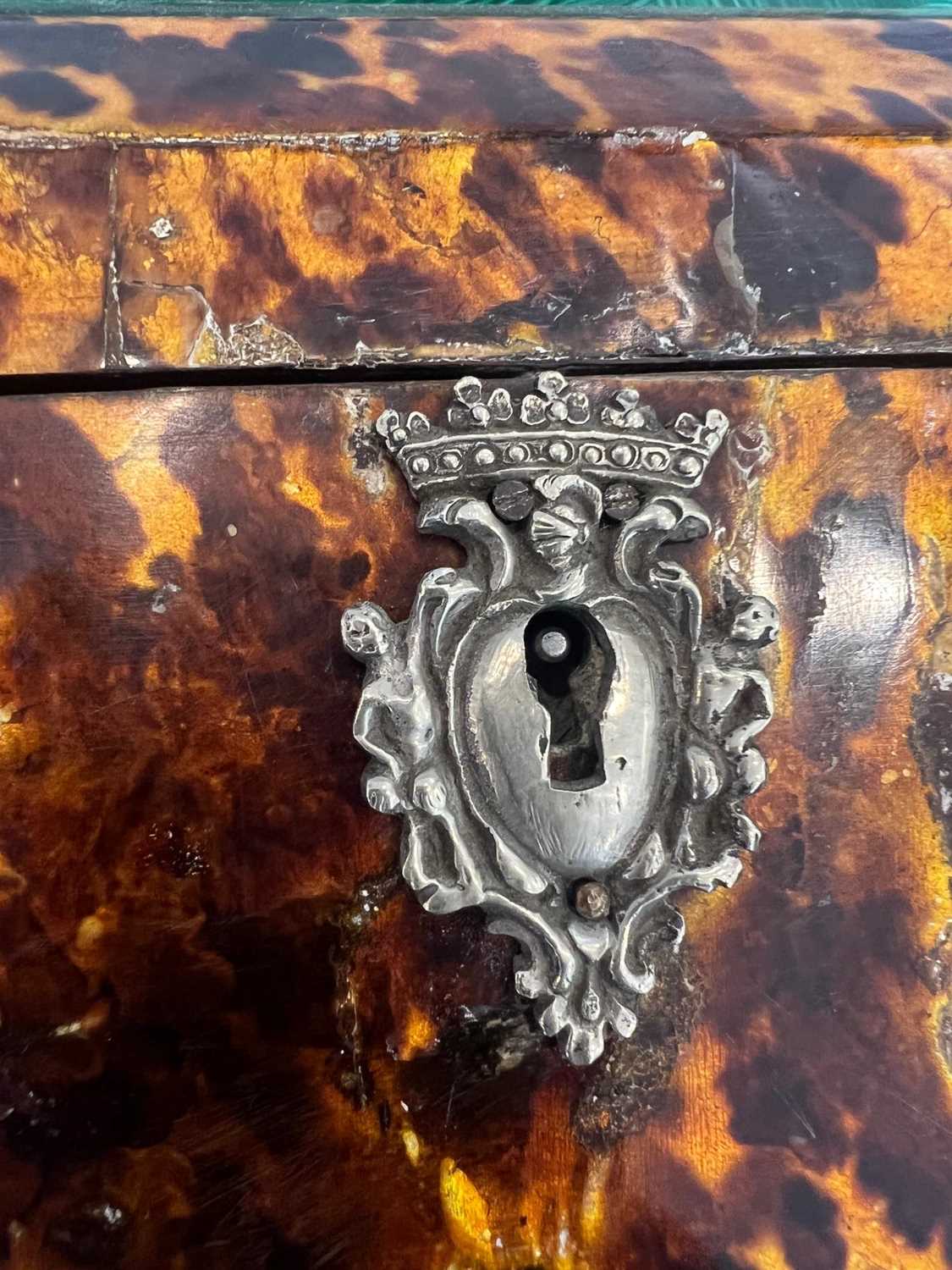 AN 18TH CENTURY DUTCH COLONIAL TORTOISESHELL AND SILVERED METAL MOUNTED CASKET - Image 14 of 14