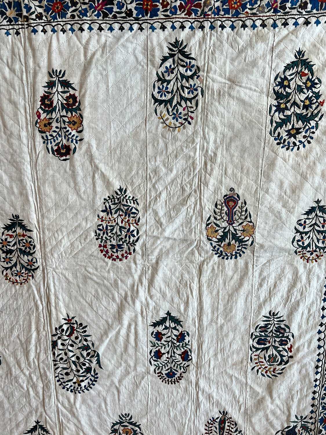 A MID 20TH CENTURY SUZANI BED SPREAD / WALL HANGING - Image 4 of 6