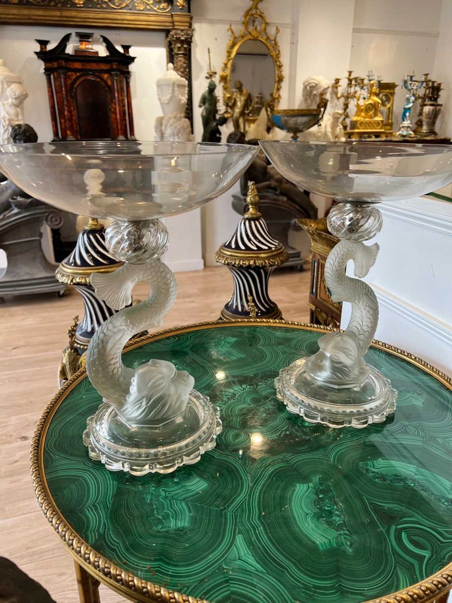 A PAIR OF BACCARAT STYLE GLASS DOLPHIN TAZZAS - Bild 6 aus 6