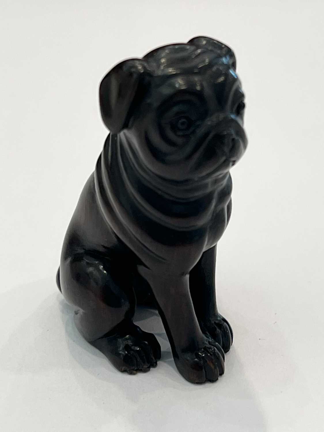 A CARVED HARDWOOD NETSUKE OF A PUG DOG - Image 4 of 5