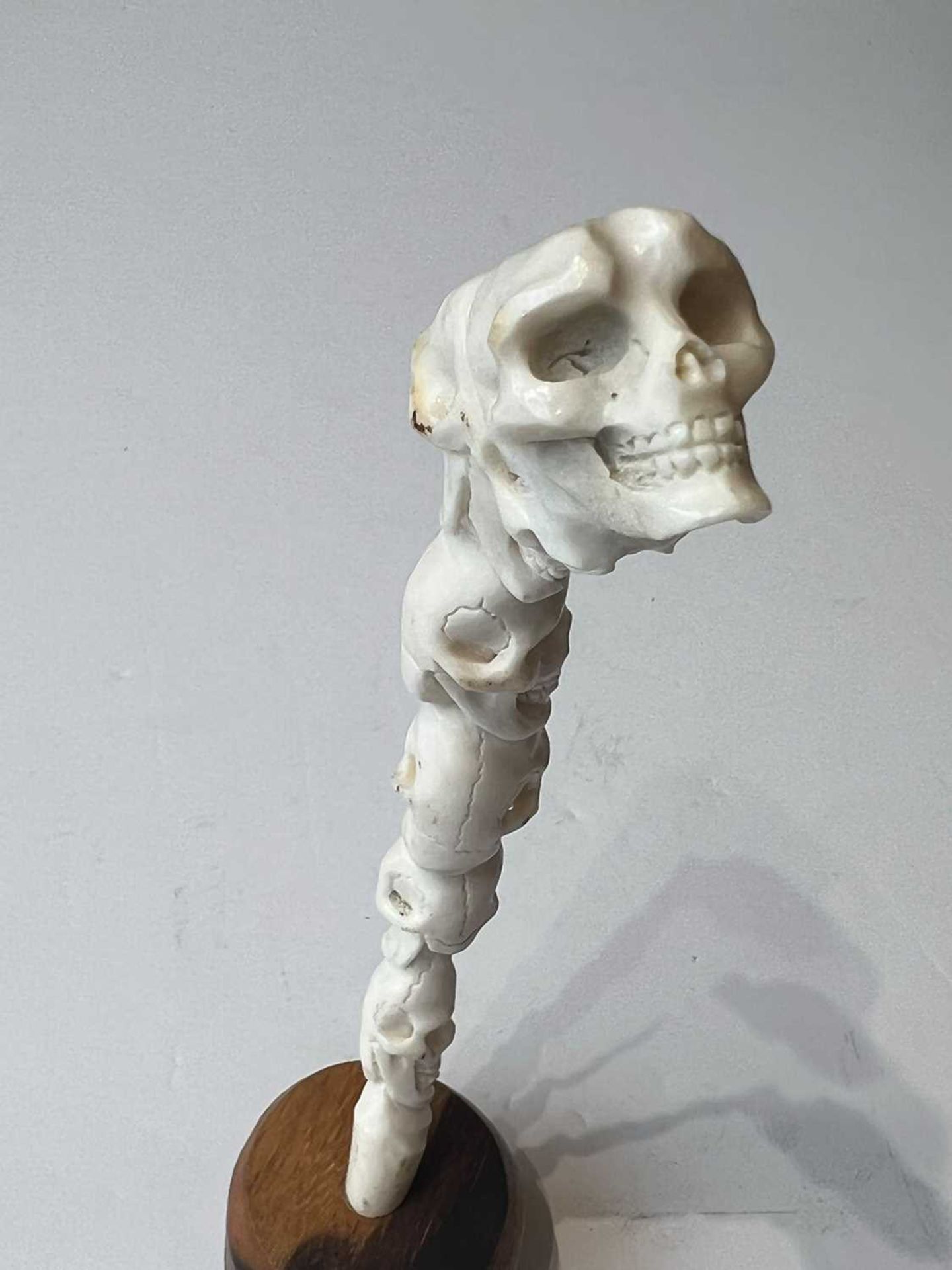 A CARVED ANTLER TINE IN THE FORM OF SEVEN STACKED HUMAN SKULLS - Image 3 of 5