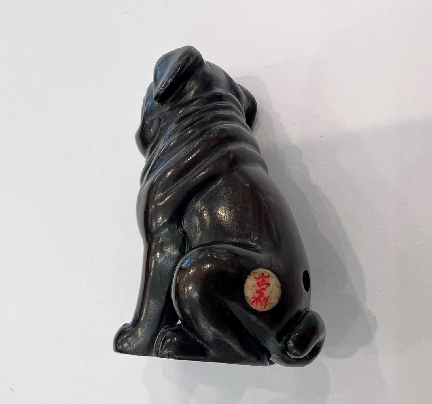 A CARVED HARDWOOD NETSUKE OF A PUG DOG - Image 3 of 5