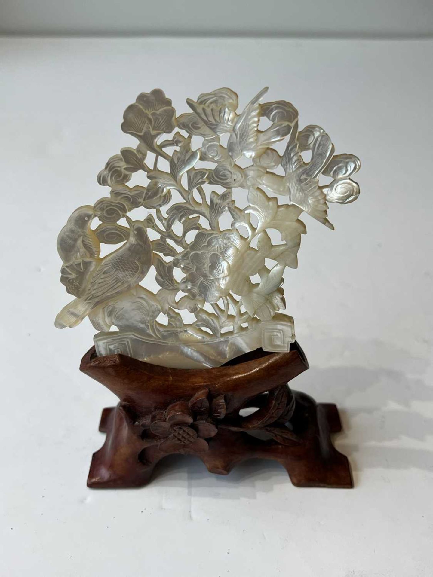 AN EARLY 20TH CENTURY CHINESE CARVED MOTHER-OF-PEARL SHELL - Bild 2 aus 3